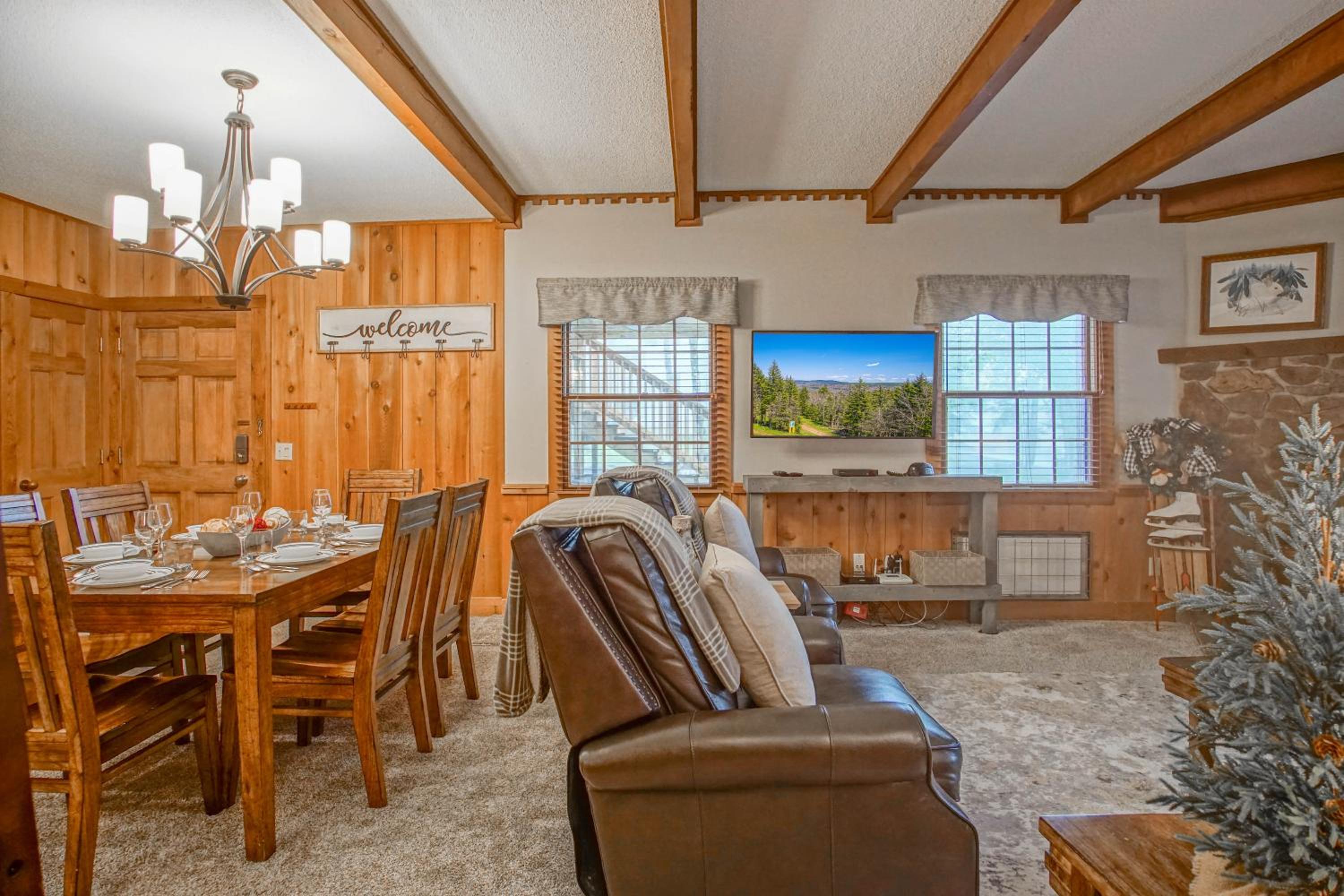 Whistlepunk # 28: 2 Bedrooms, 2 Full Baths: Slope Side Wood Fireplace Central Location