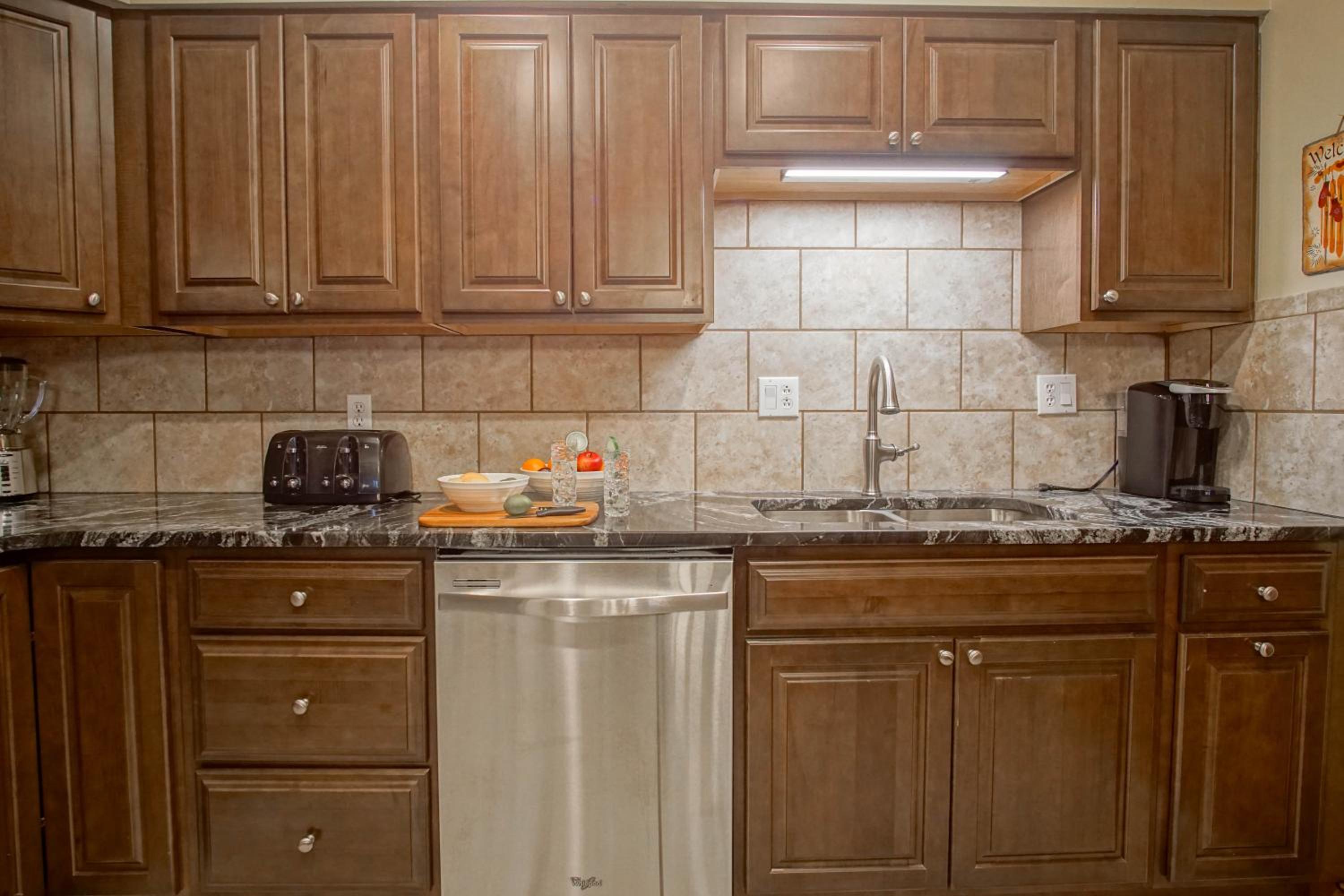 Whistlepunk # 28: 2 Bedrooms, 2 Full Baths: Slope Side Wood Fireplace Central Location
