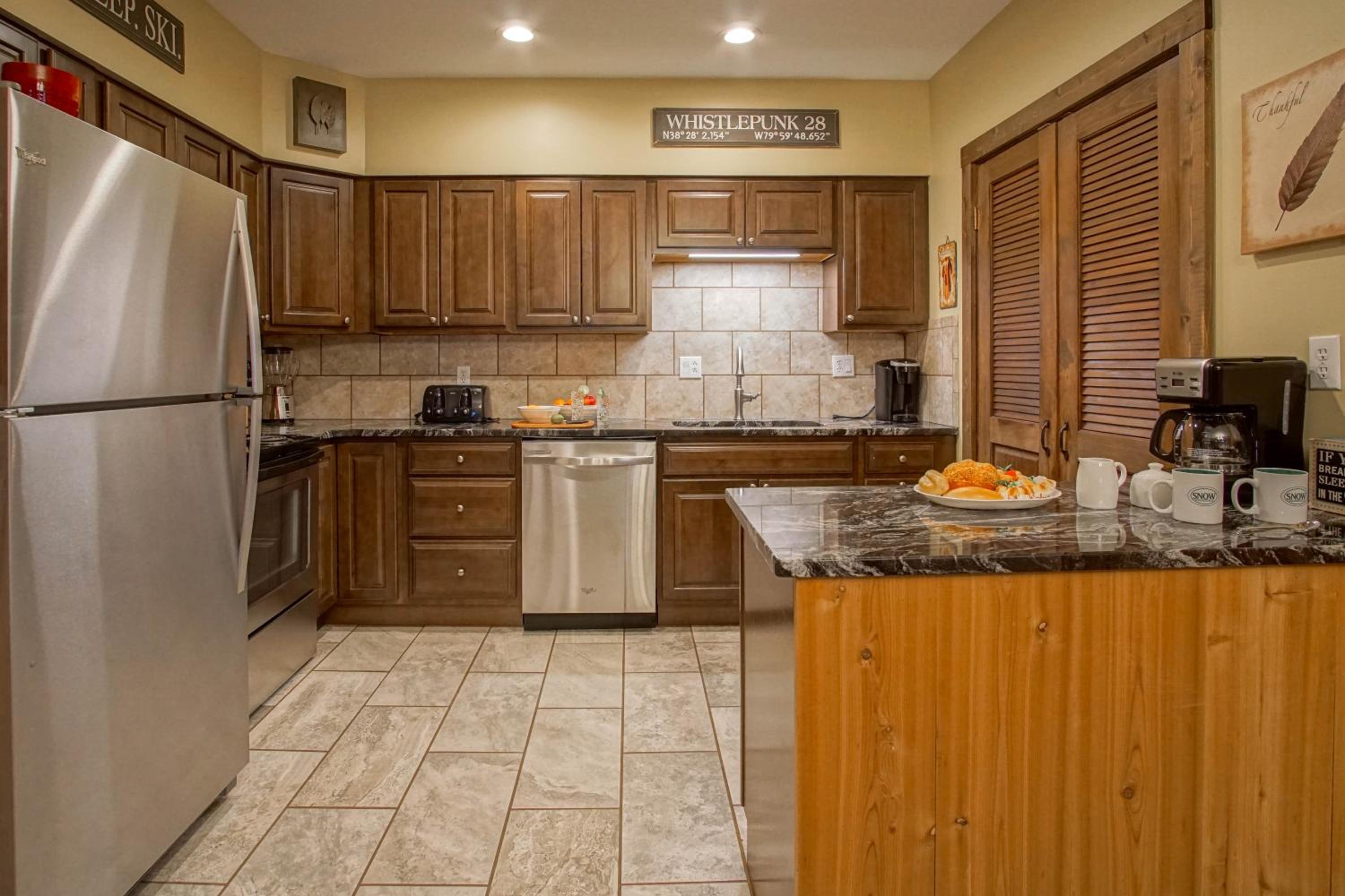 Whistlepunk # 28: 2 Bedrooms, 2 Full Baths: Slope Side Wood Fireplace Central Location