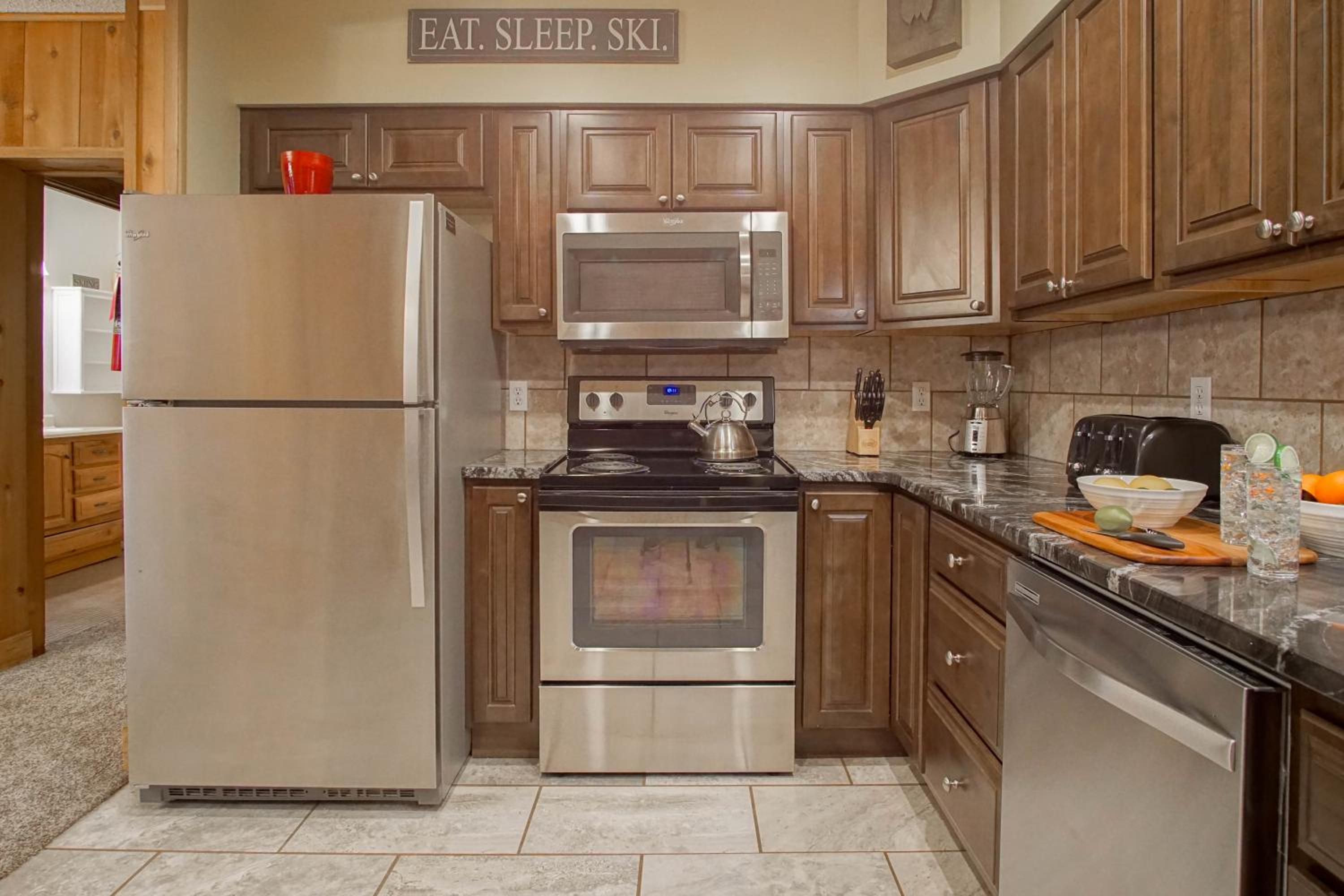 Whistlepunk # 28: 2 Bedrooms, 2 Full Baths: Slope Side Wood Fireplace Central Location