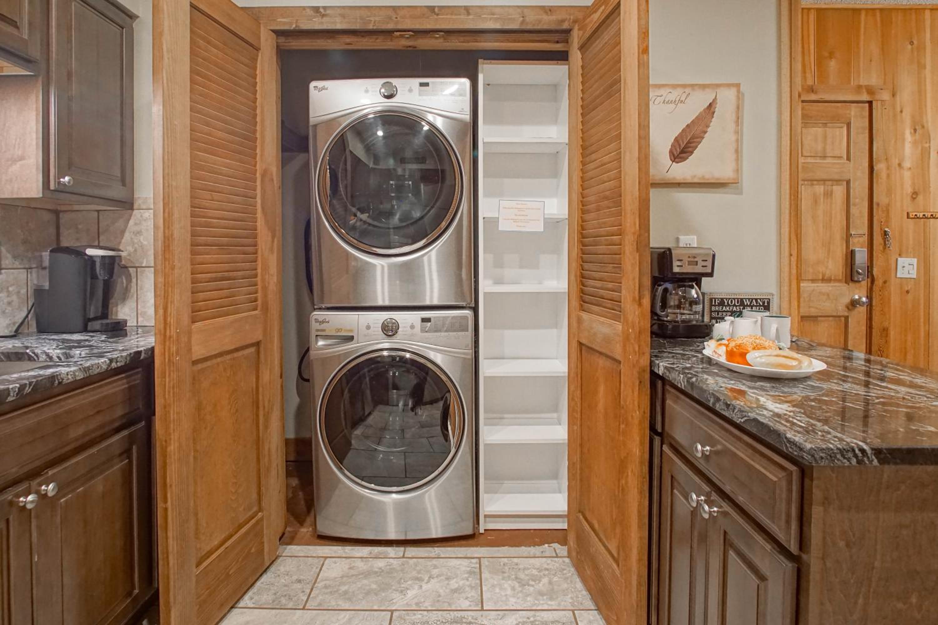 Whistlepunk # 28: 2 Bedrooms, 2 Full Baths: Slope Side Wood Fireplace Central Location