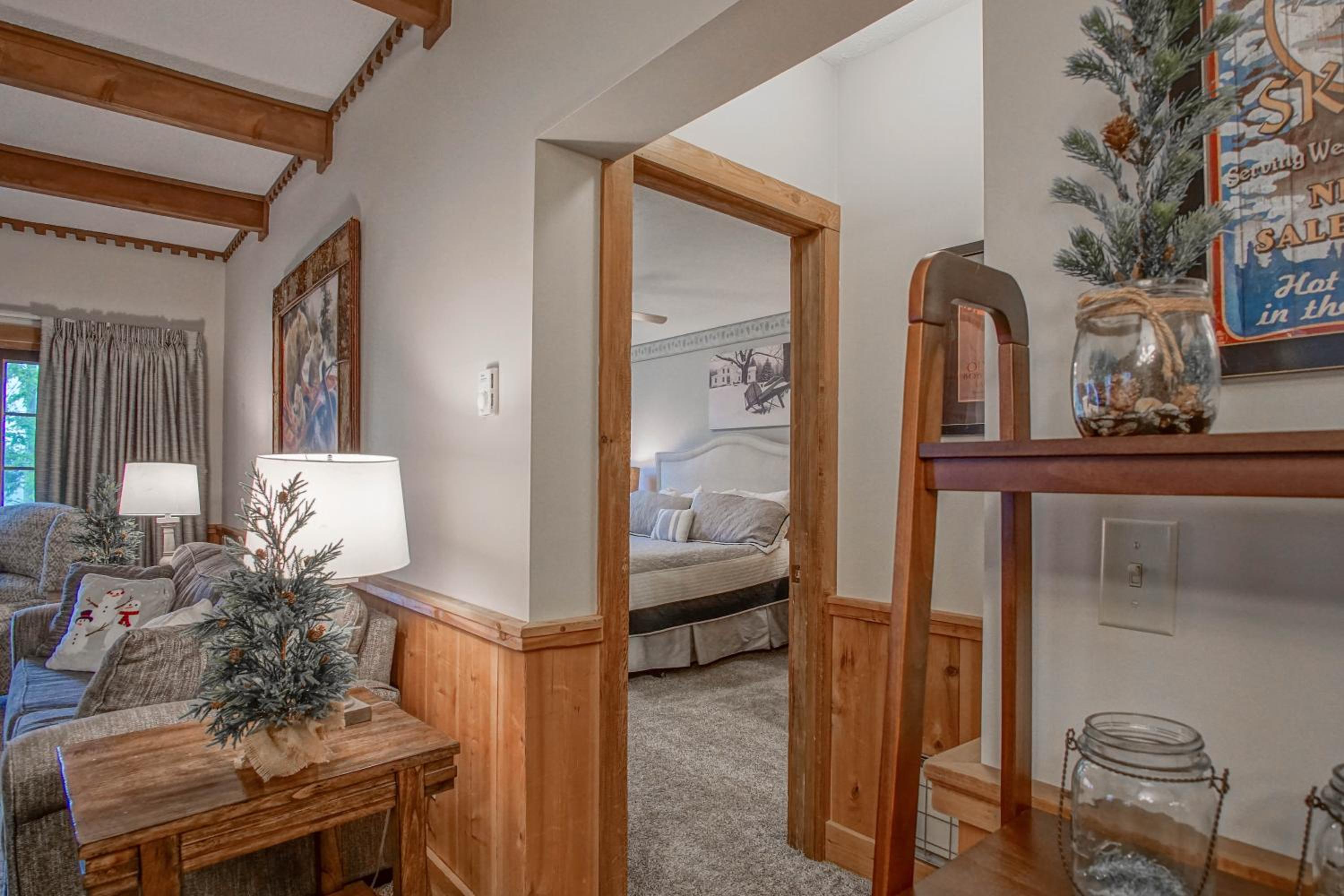 Whistlepunk # 28: 2 Bedrooms, 2 Full Baths: Slope Side Wood Fireplace Central Location