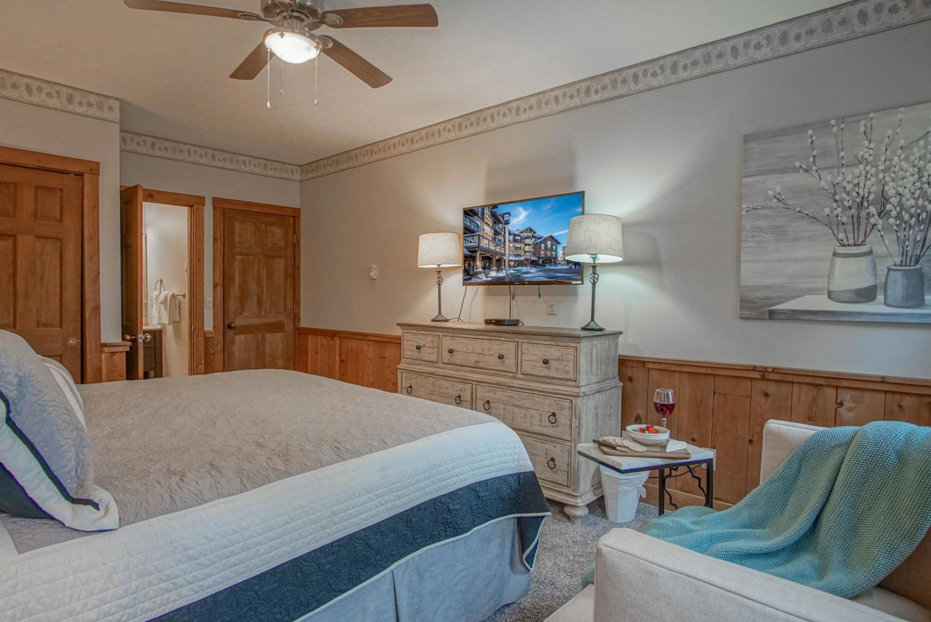 Whistlepunk # 28: 2 Bedrooms, 2 Full Baths: Slope Side Wood Fireplace Central Location