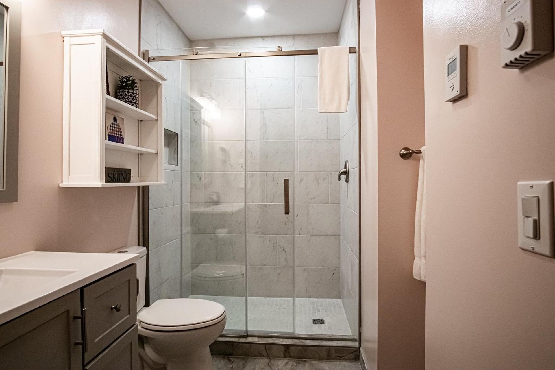 Whistlepunk # 28: 2 Bedrooms, 2 Full Baths: Slope Side Wood Fireplace Central Location