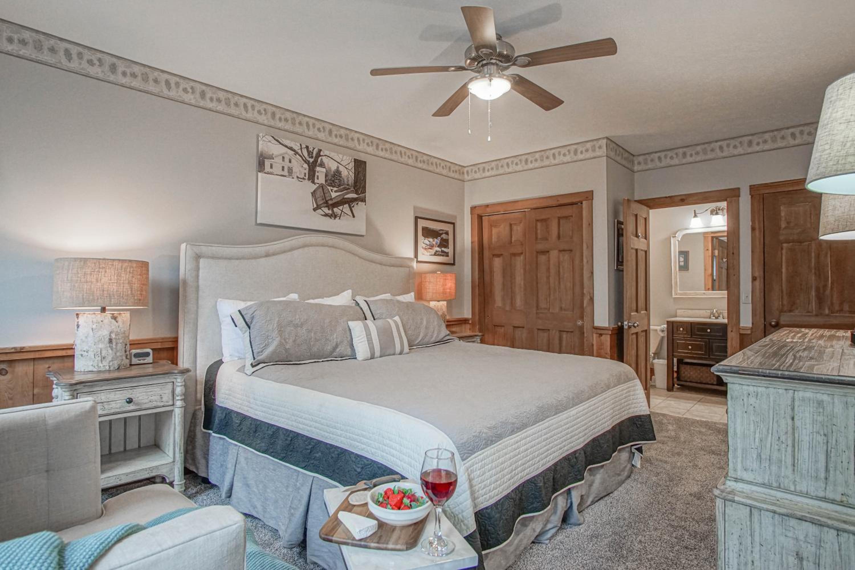 Whistlepunk # 28: 2 Bedrooms, 2 Full Baths: Slope Side Wood Fireplace Central Location