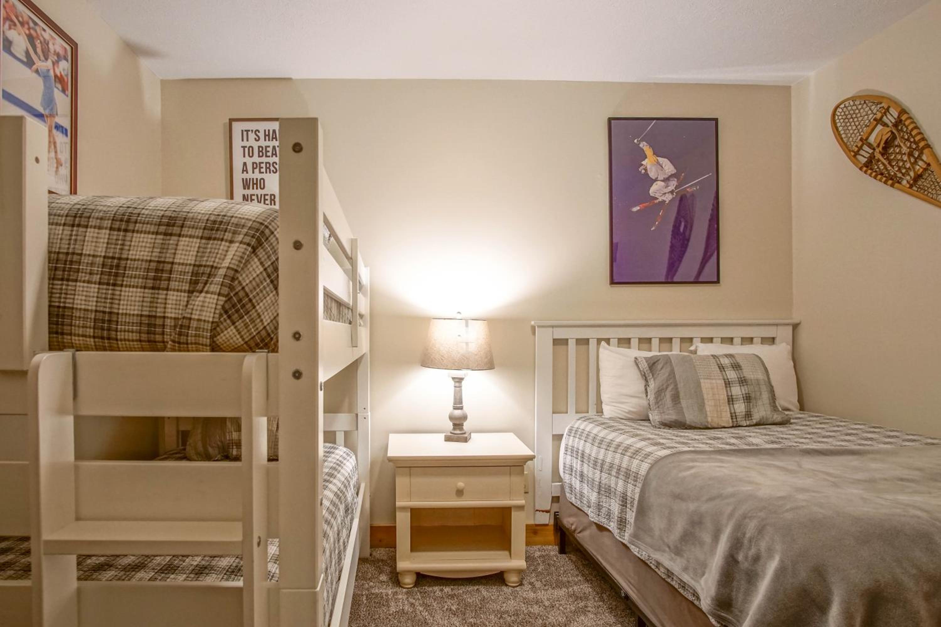 Whistlepunk # 28: 2 Bedrooms, 2 Full Baths: Slope Side Wood Fireplace Central Location