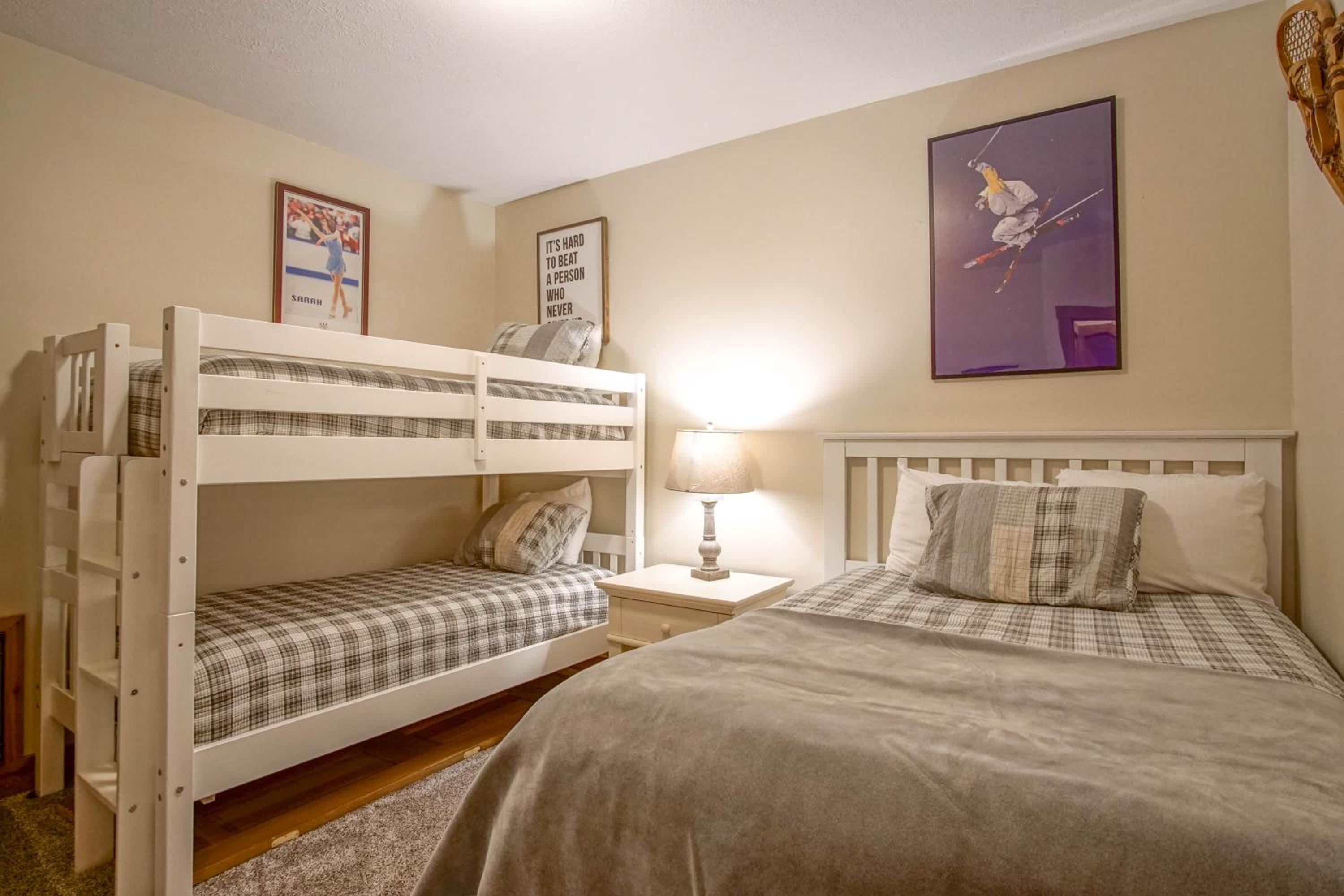 Whistlepunk # 28: 2 Bedrooms, 2 Full Baths: Slope Side Wood Fireplace Central Location