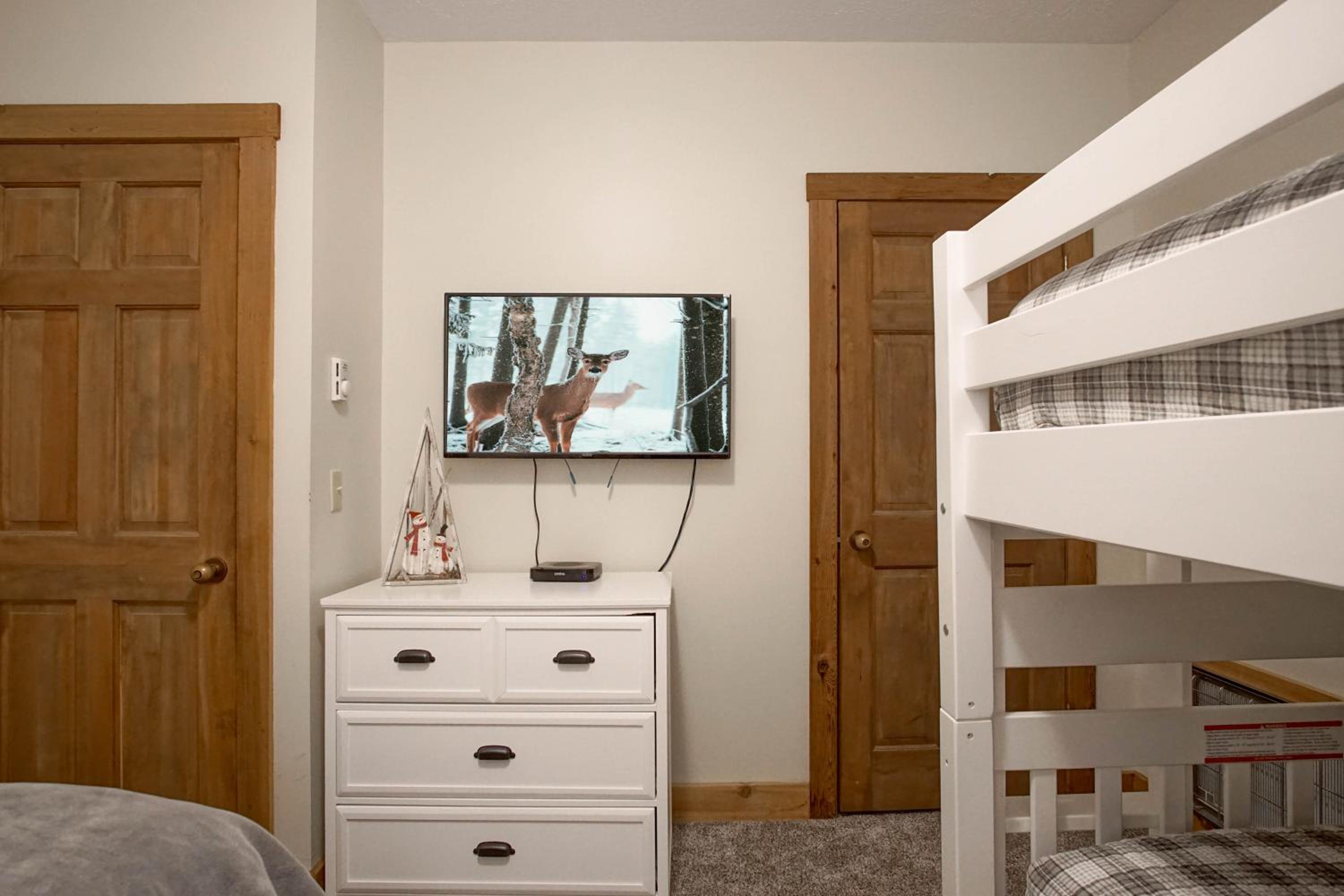 Whistlepunk # 28: 2 Bedrooms, 2 Full Baths: Slope Side Wood Fireplace Central Location