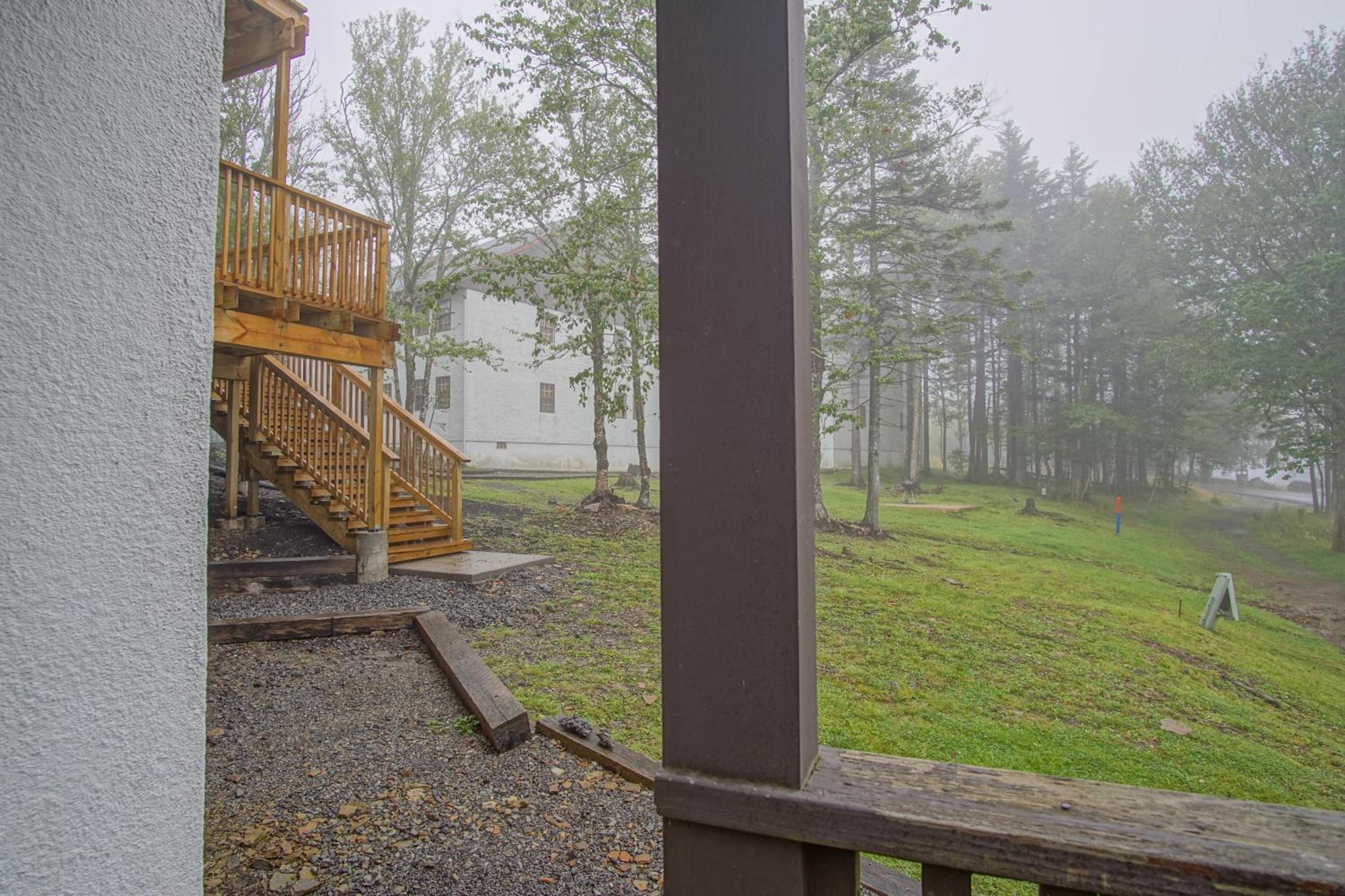 Whistlepunk # 28: 2 Bedrooms, 2 Full Baths: Slope Side Wood Fireplace Central Location