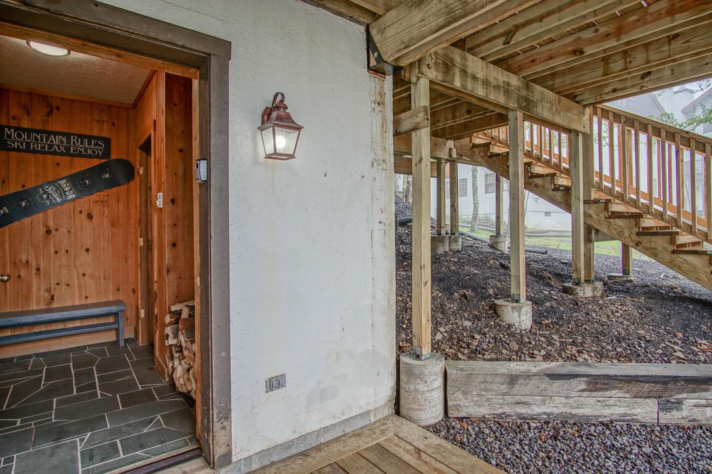 Whistlepunk # 28: 2 Bedrooms, 2 Full Baths: Slope Side Wood Fireplace Central Location