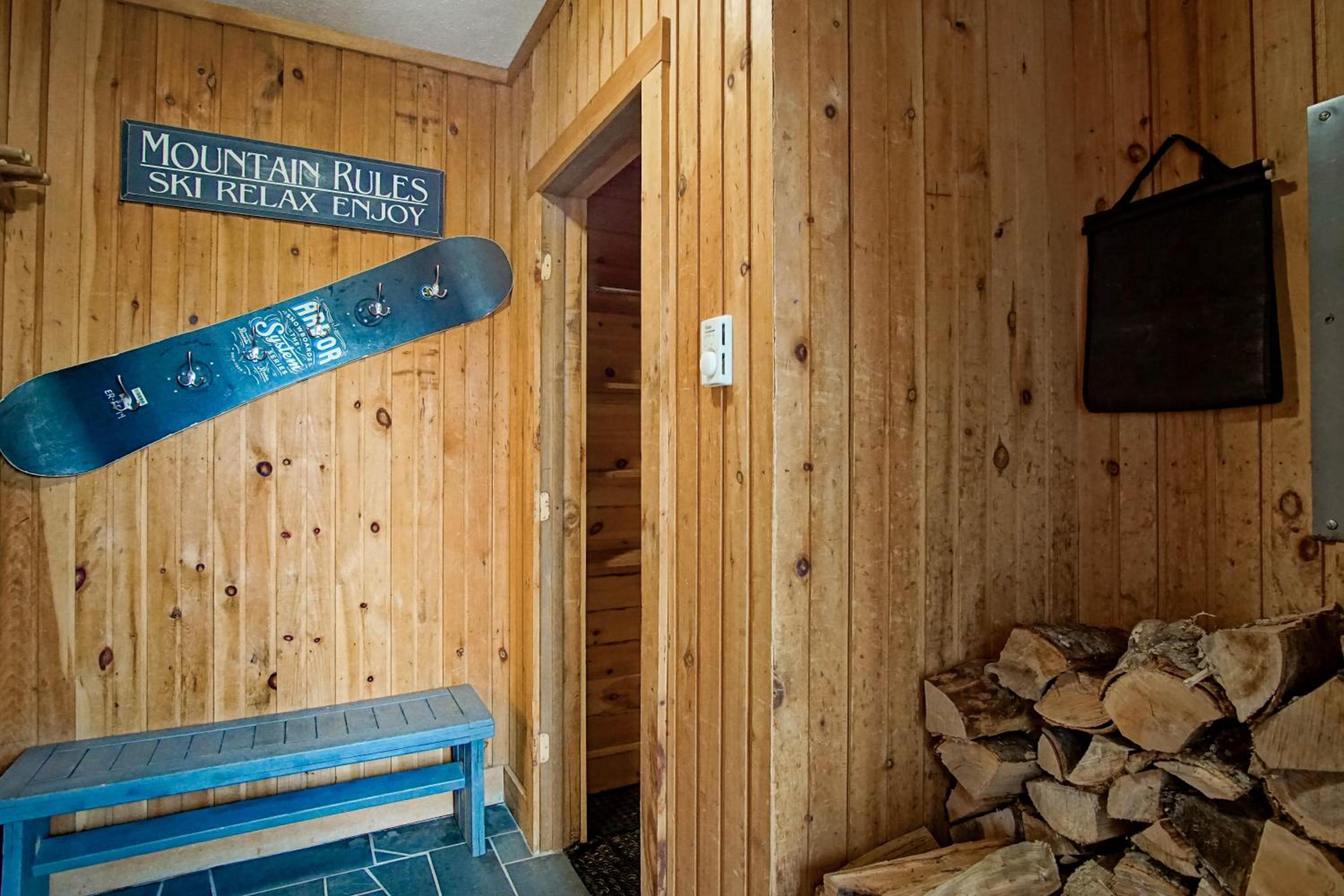 Whistlepunk # 28: 2 Bedrooms, 2 Full Baths: Slope Side Wood Fireplace Central Location
