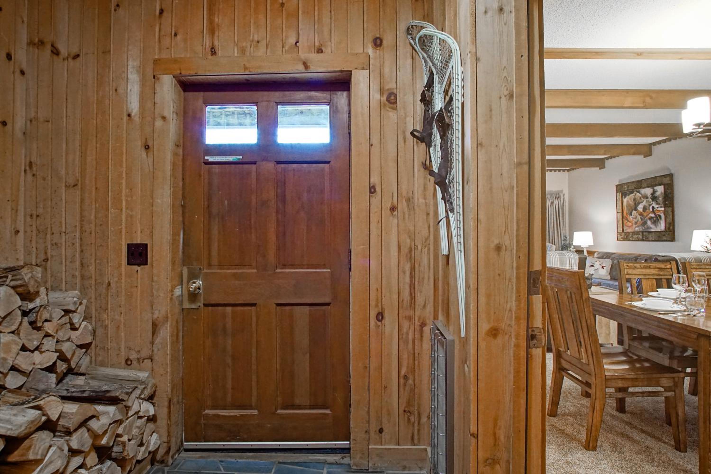 Whistlepunk # 28: 2 Bedrooms, 2 Full Baths: Slope Side Wood Fireplace Central Location