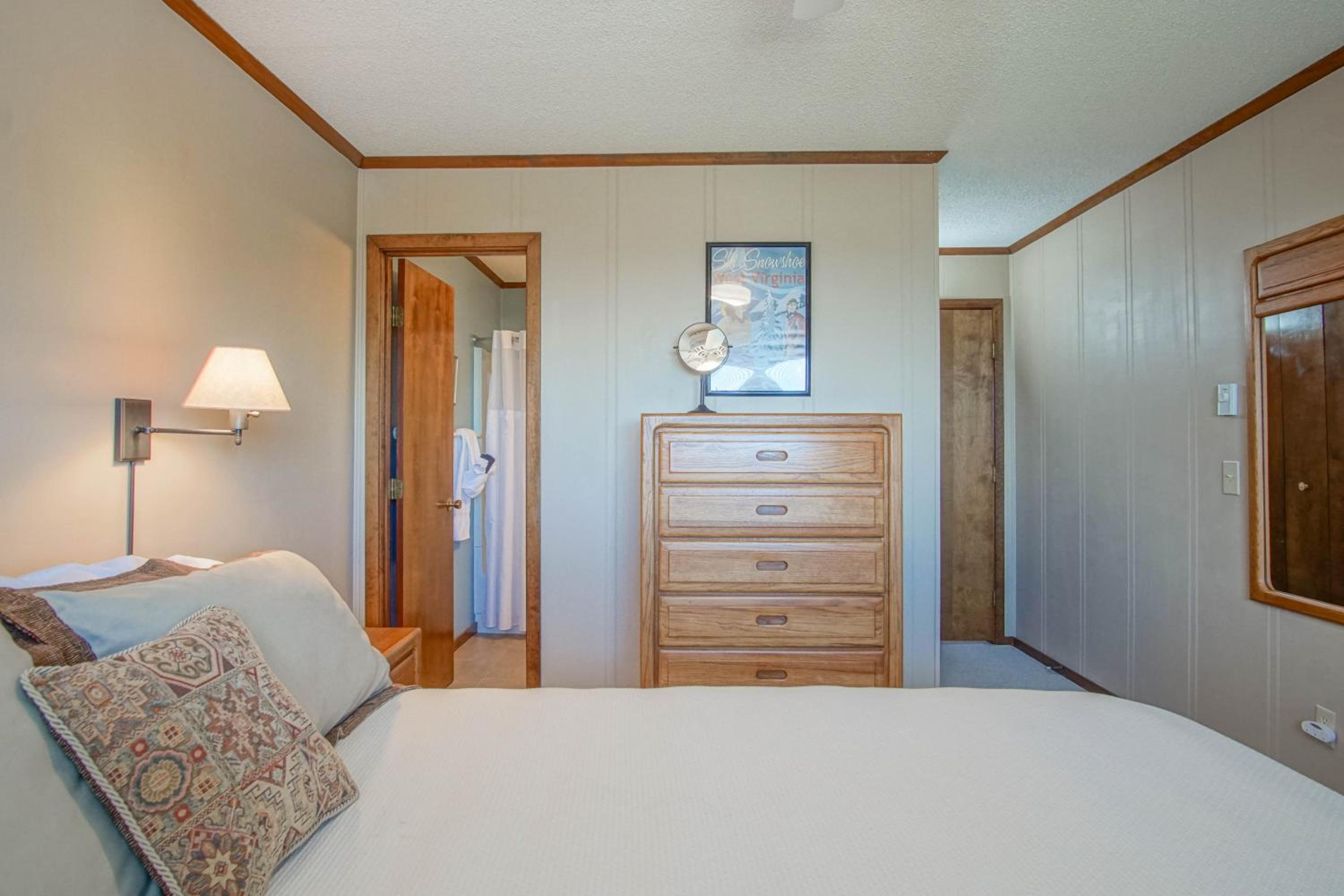 2 Br: SnowCrest 214A 2 Bedroom: Indoor Hot Tubs Game Room Easy Slope Access