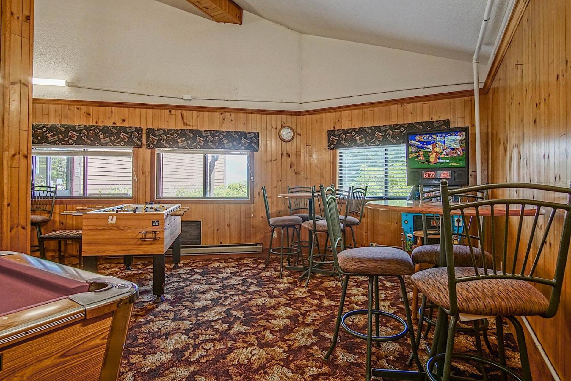 2 Br: SnowCrest 214A 2 Bedroom: Indoor Hot Tubs Game Room Easy Slope Access