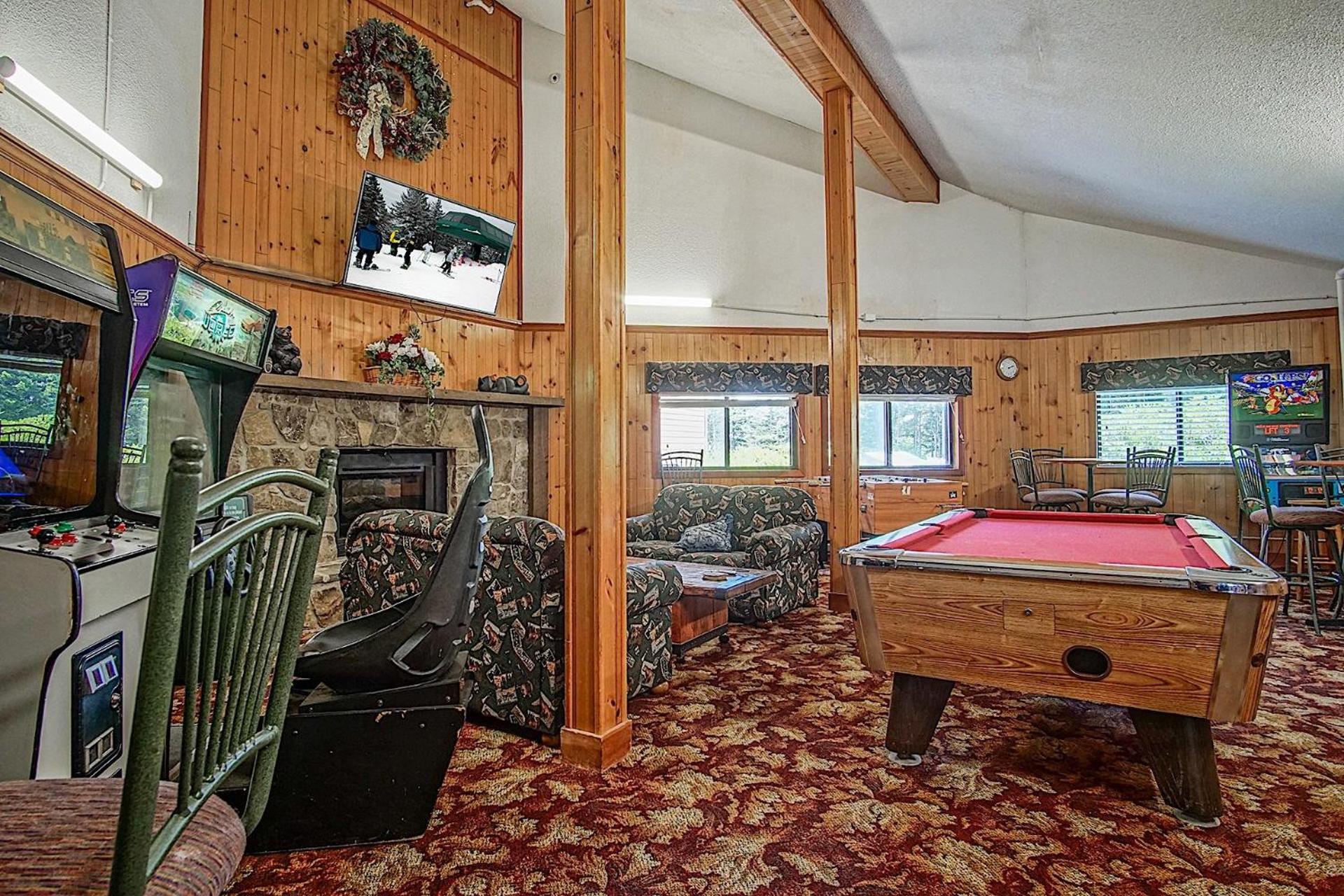 2 Br: SnowCrest 214A 2 Bedroom: Indoor Hot Tubs Game Room Easy Slope Access