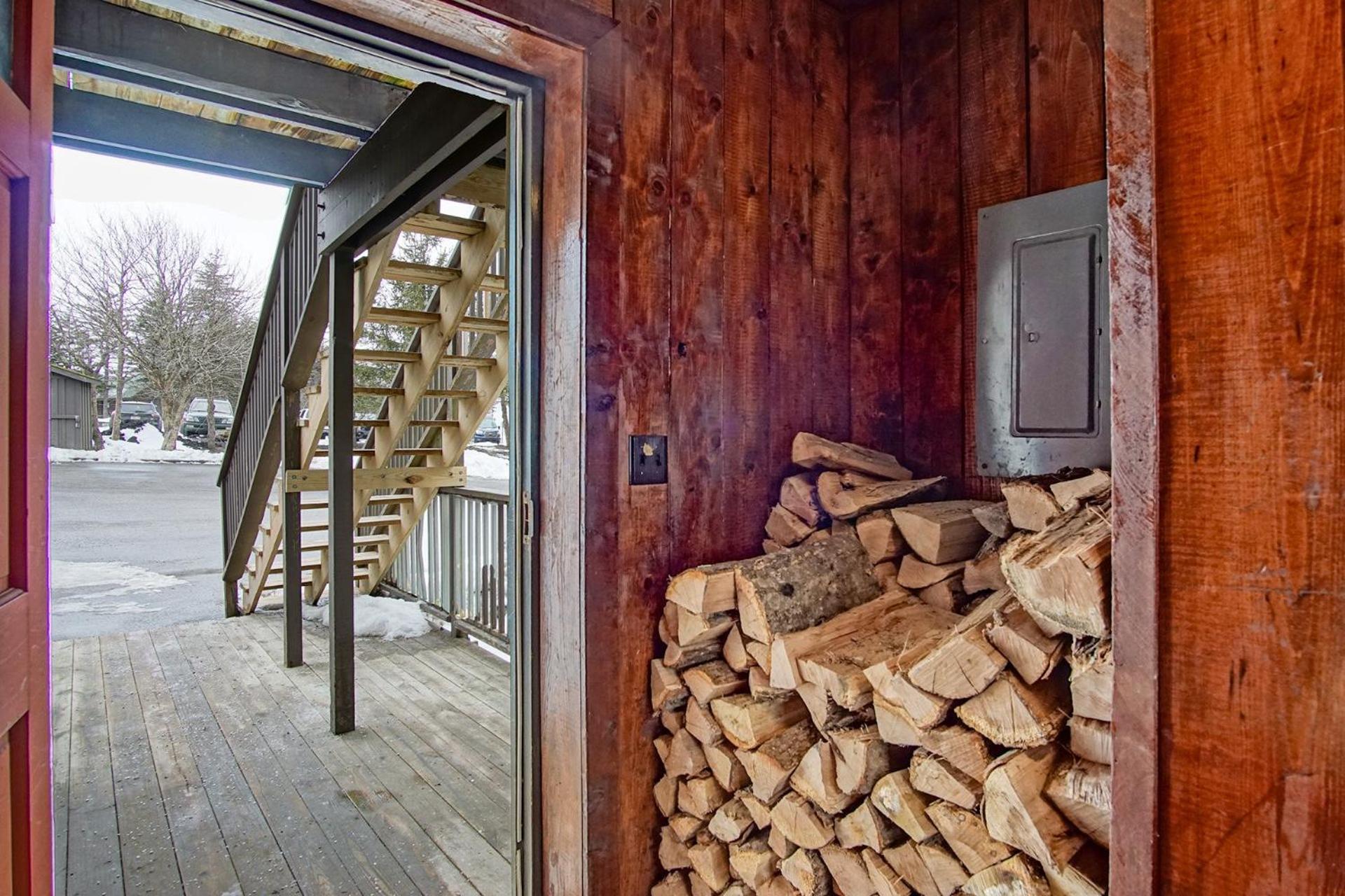 Whistlepunk #11: 2 Bedroom, 2 Bath: Wood fireplaceCentral Location