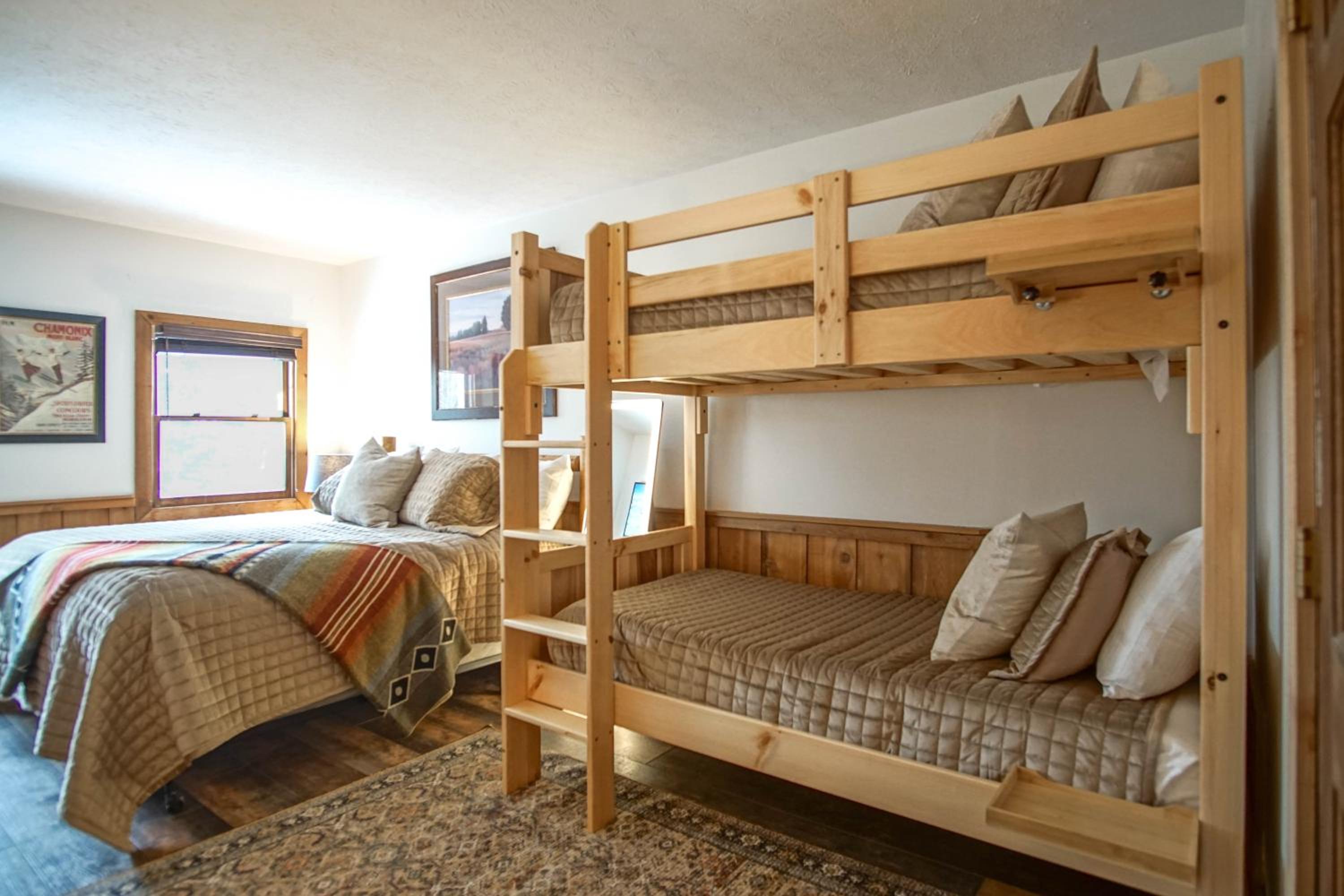 Whistlepunk #11: 2 Bedroom, 2 Bath: Wood fireplaceCentral Location
