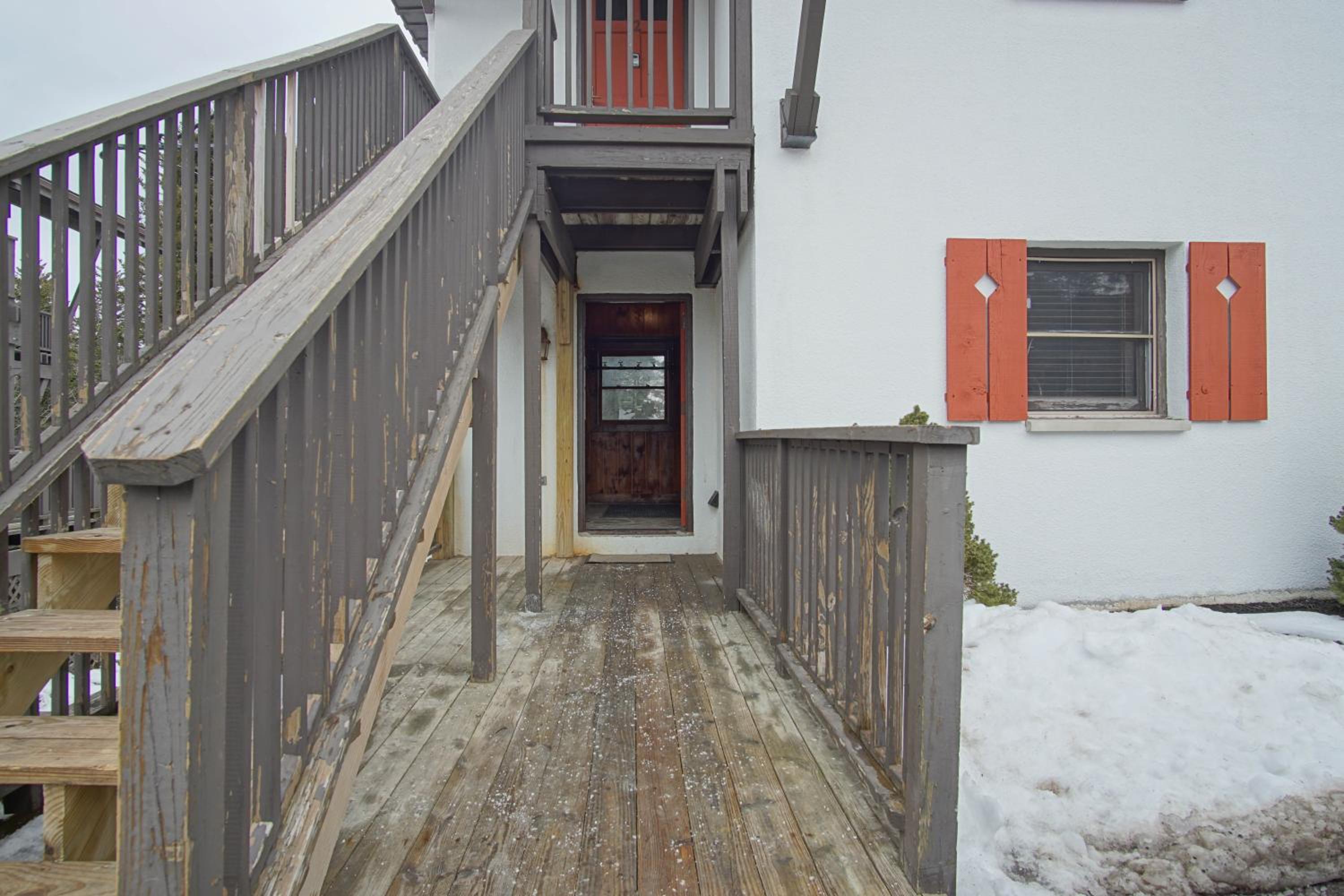 Whistlepunk #11: 2 Bedroom, 2 Bath: Wood fireplaceCentral Location