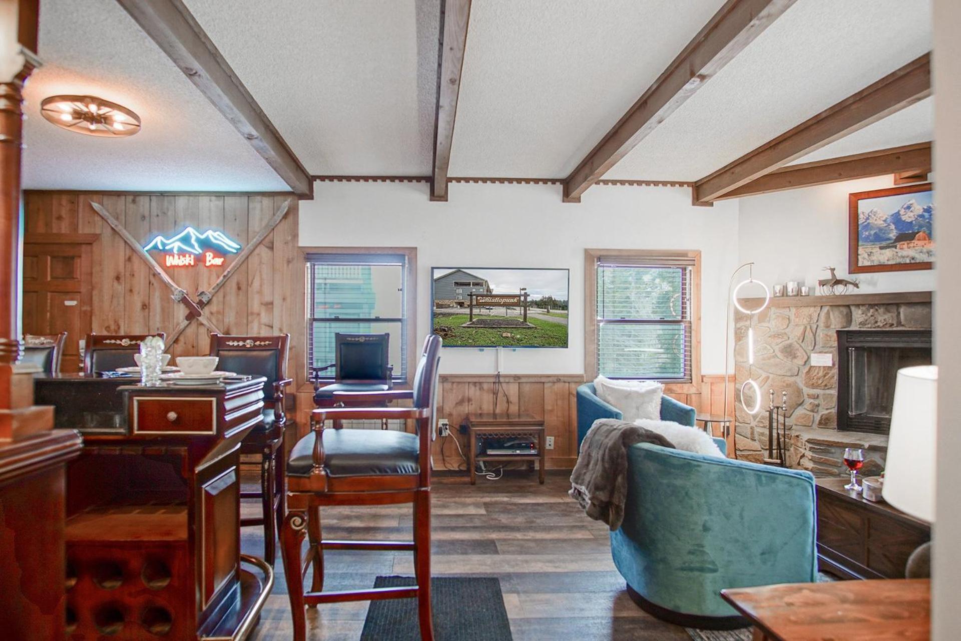 Whistlepunk #11: 2 Bedroom, 2 Bath: Wood fireplaceCentral Location