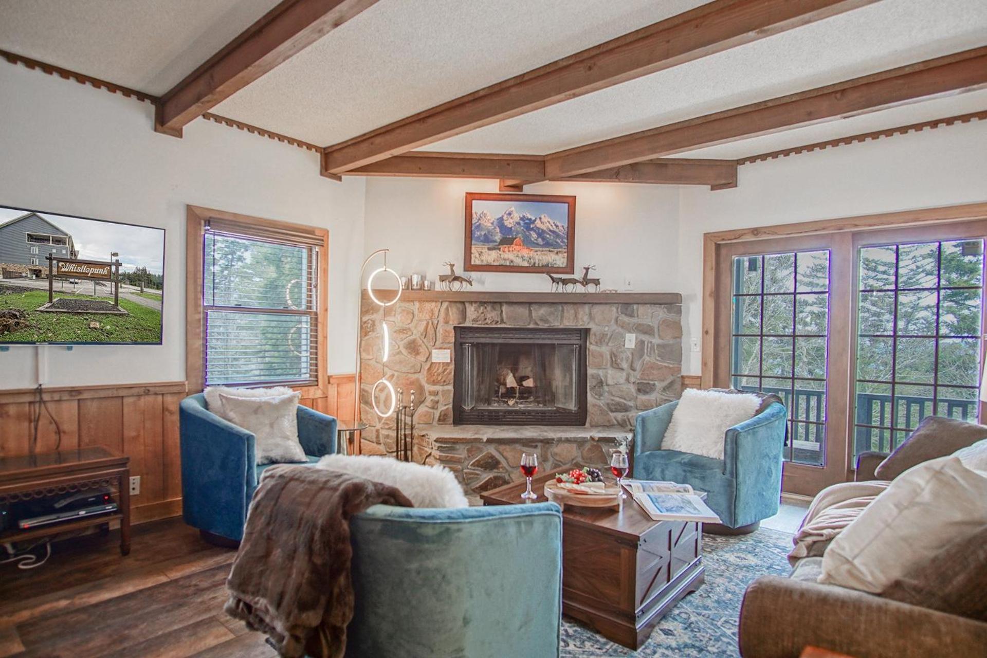 Whistlepunk #11: 2 Bedroom, 2 Bath: Wood fireplaceCentral Location
