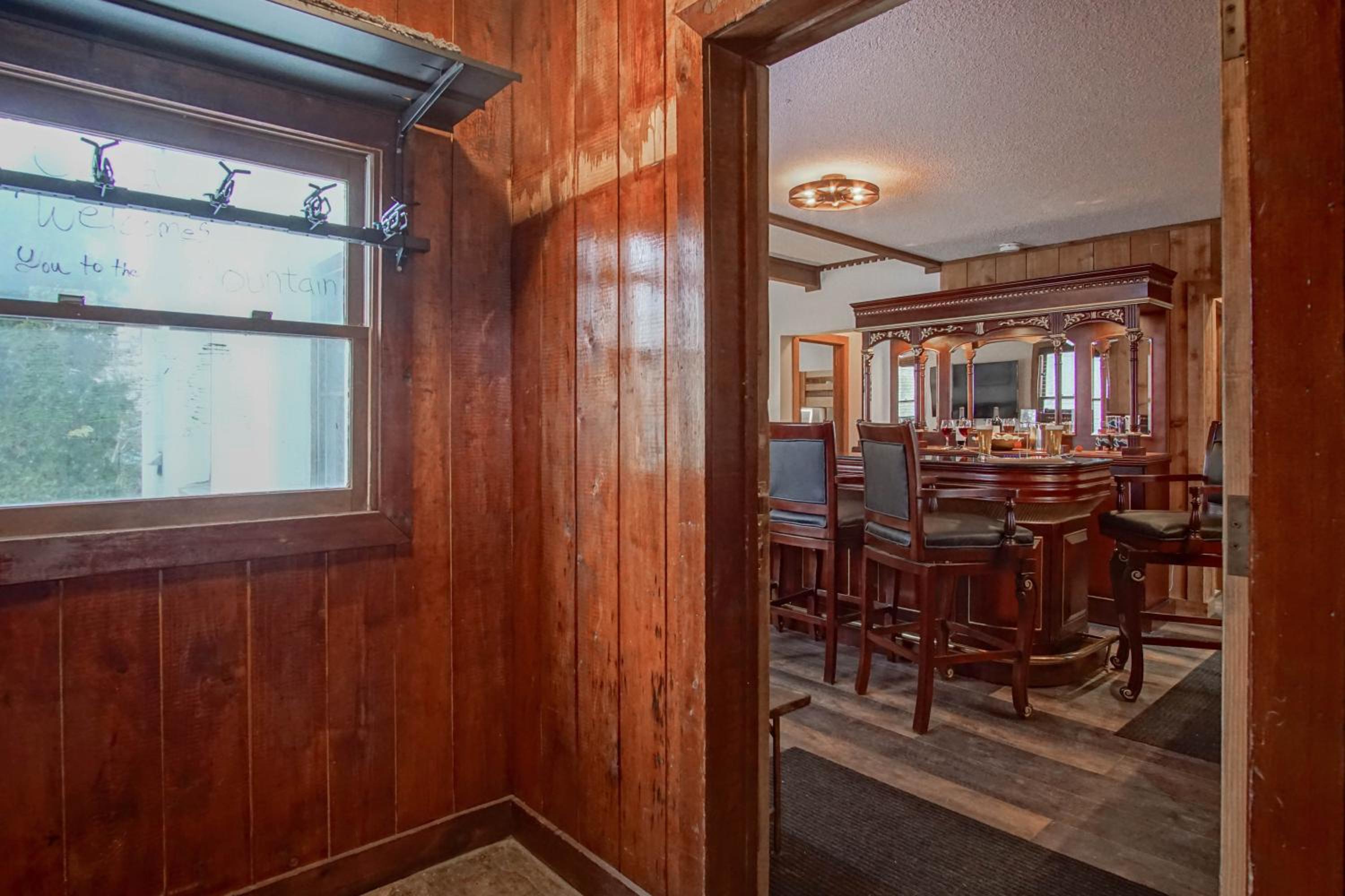 Whistlepunk #11: 2 Bedroom, 2 Bath: Wood fireplaceCentral Location