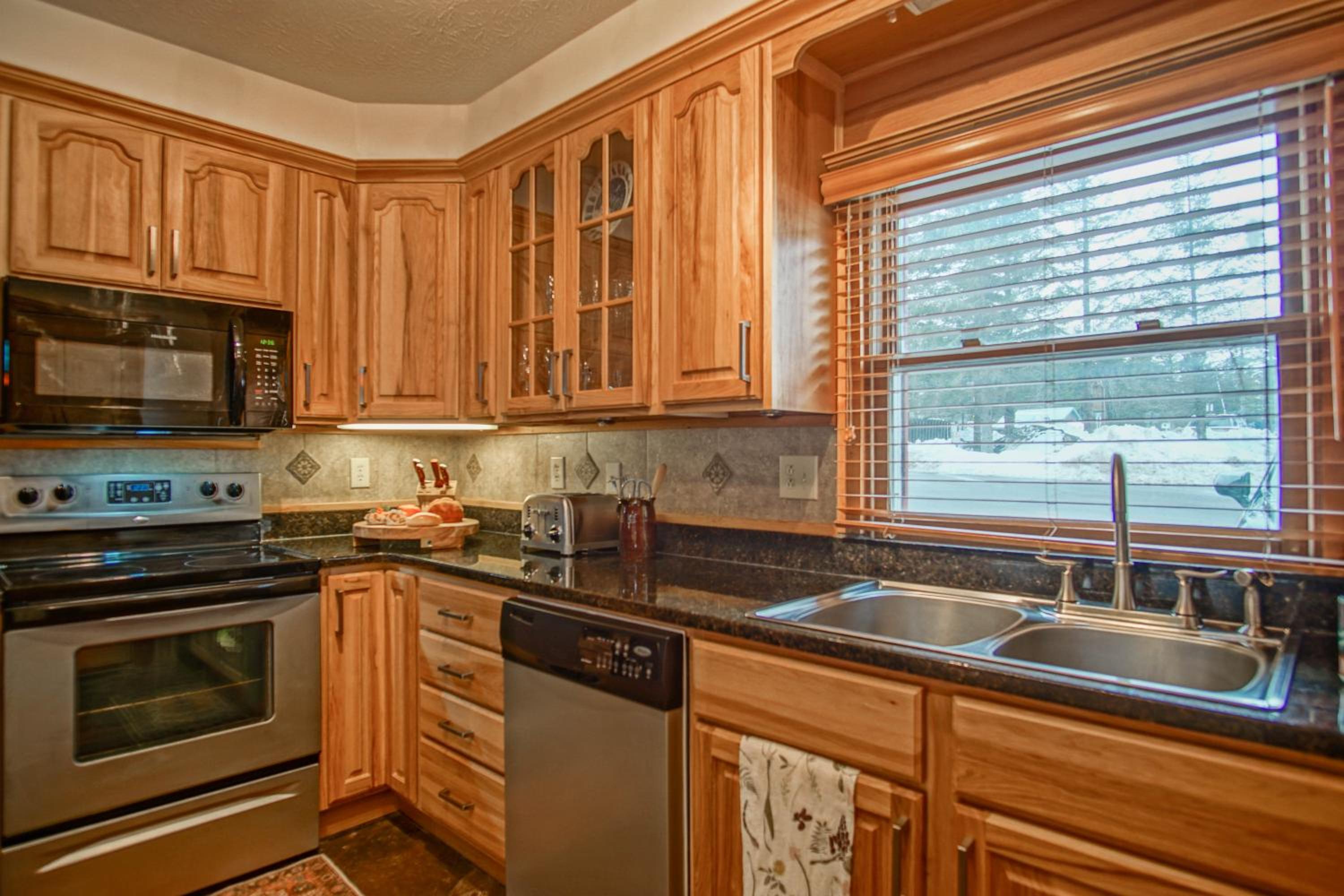 Whistlepunk #11: 2 Bedroom, 2 Bath: Wood fireplaceCentral Location