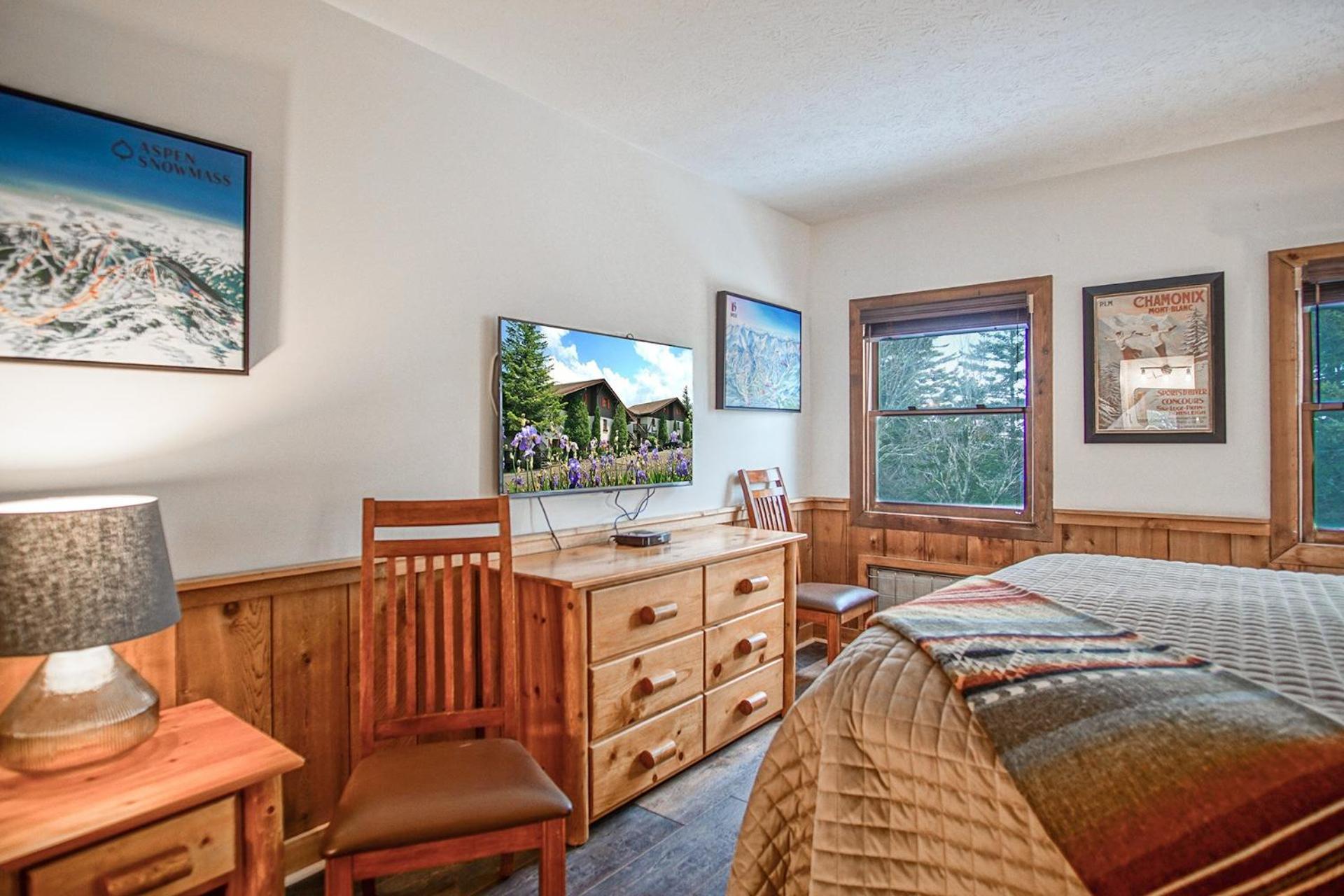 Whistlepunk #11: 2 Bedroom, 2 Bath: Wood fireplaceCentral Location