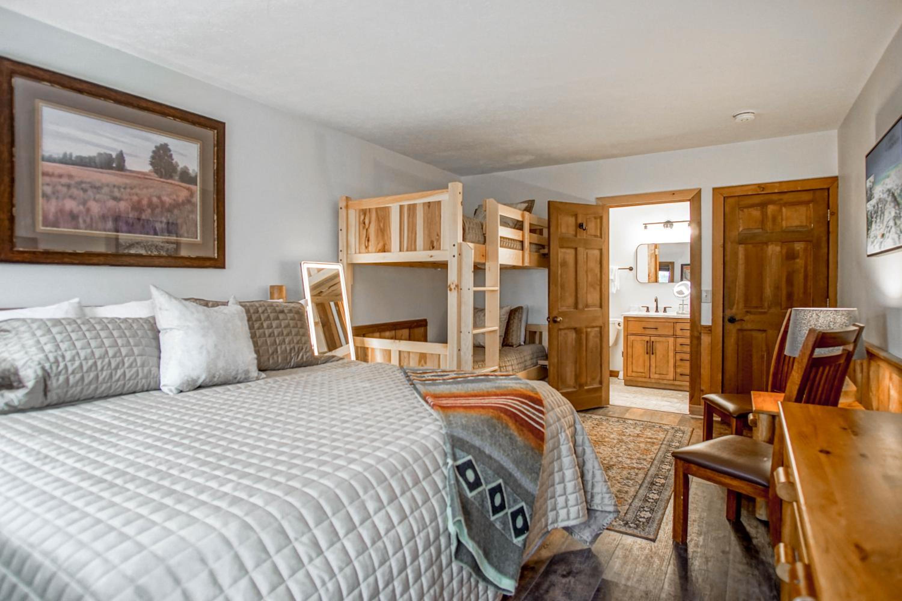 Whistlepunk #11: 2 Bedroom, 2 Bath: Wood fireplaceCentral Location