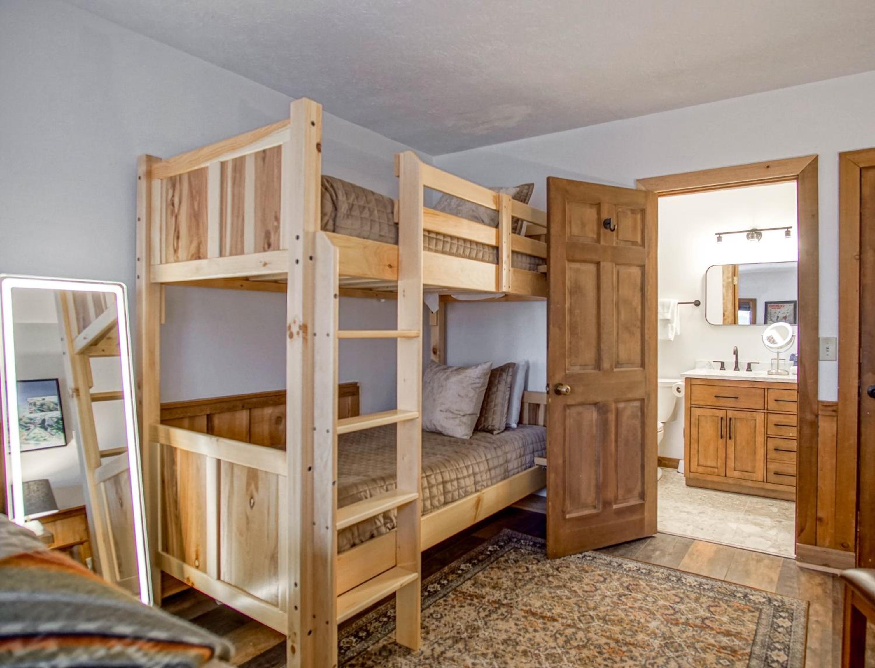 Whistlepunk #11: 2 Bedroom, 2 Bath: Wood fireplaceCentral Location