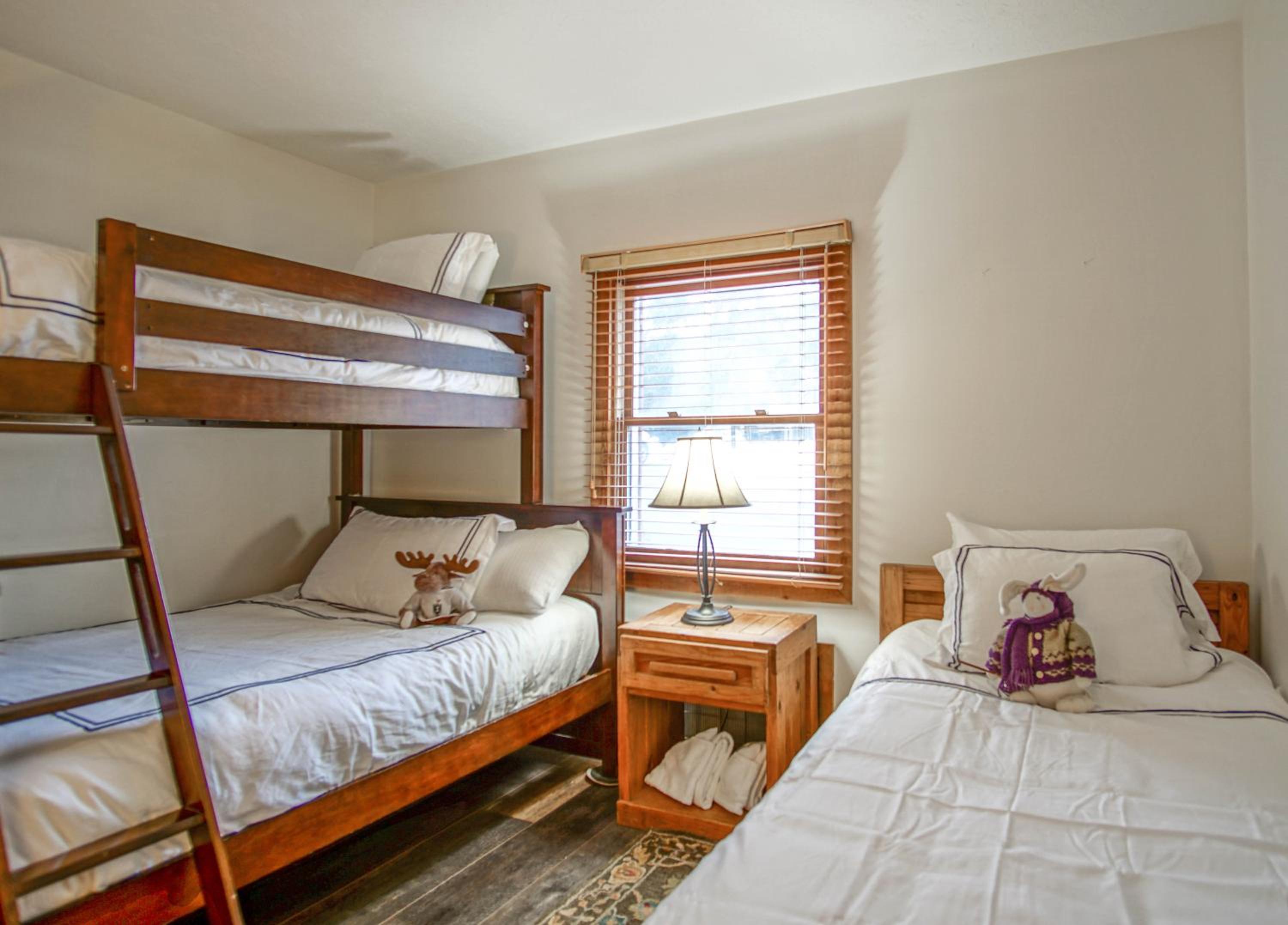 Whistlepunk #11: 2 Bedroom, 2 Bath: Wood fireplaceCentral Location