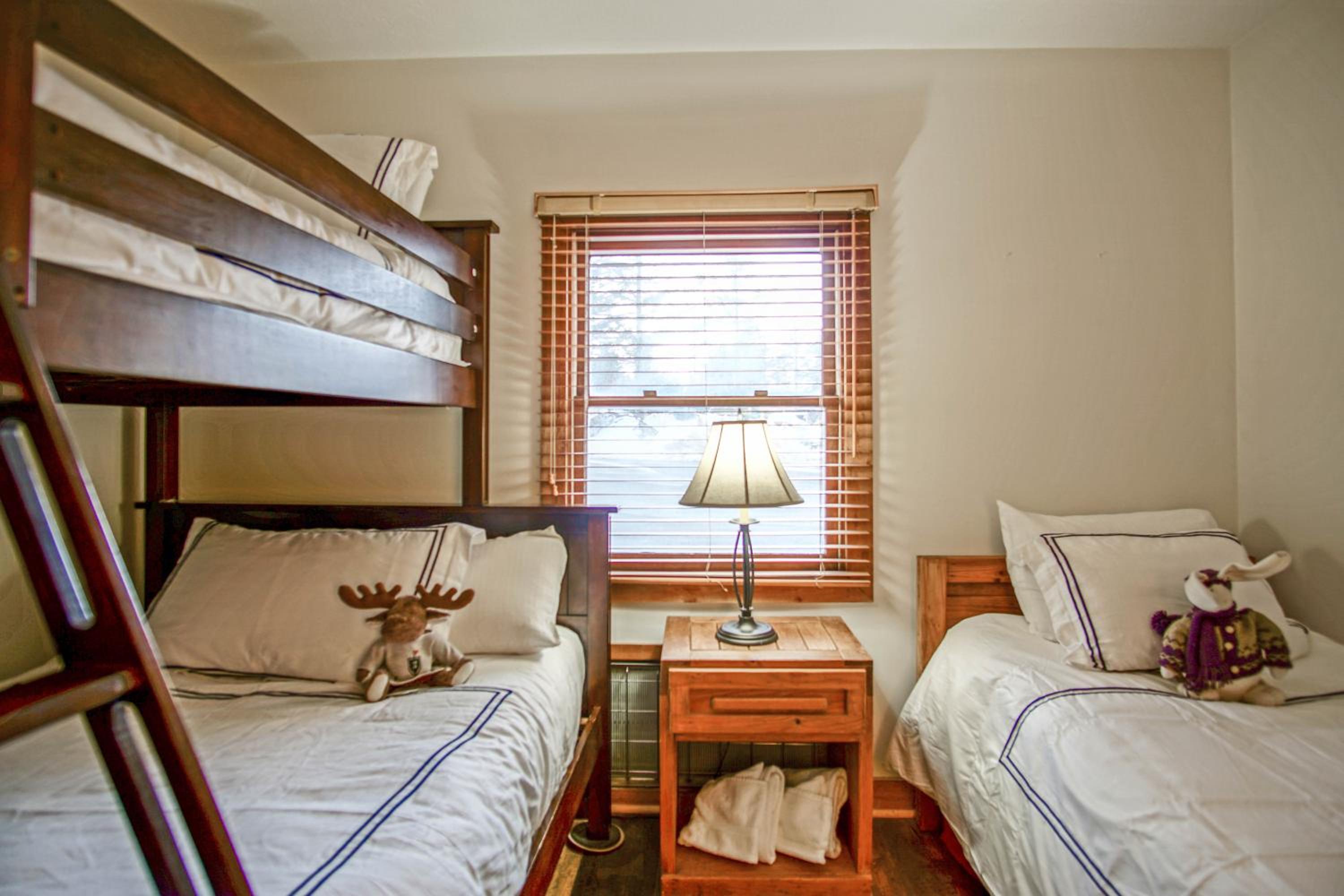 Whistlepunk #11: 2 Bedroom, 2 Bath: Wood fireplaceCentral Location