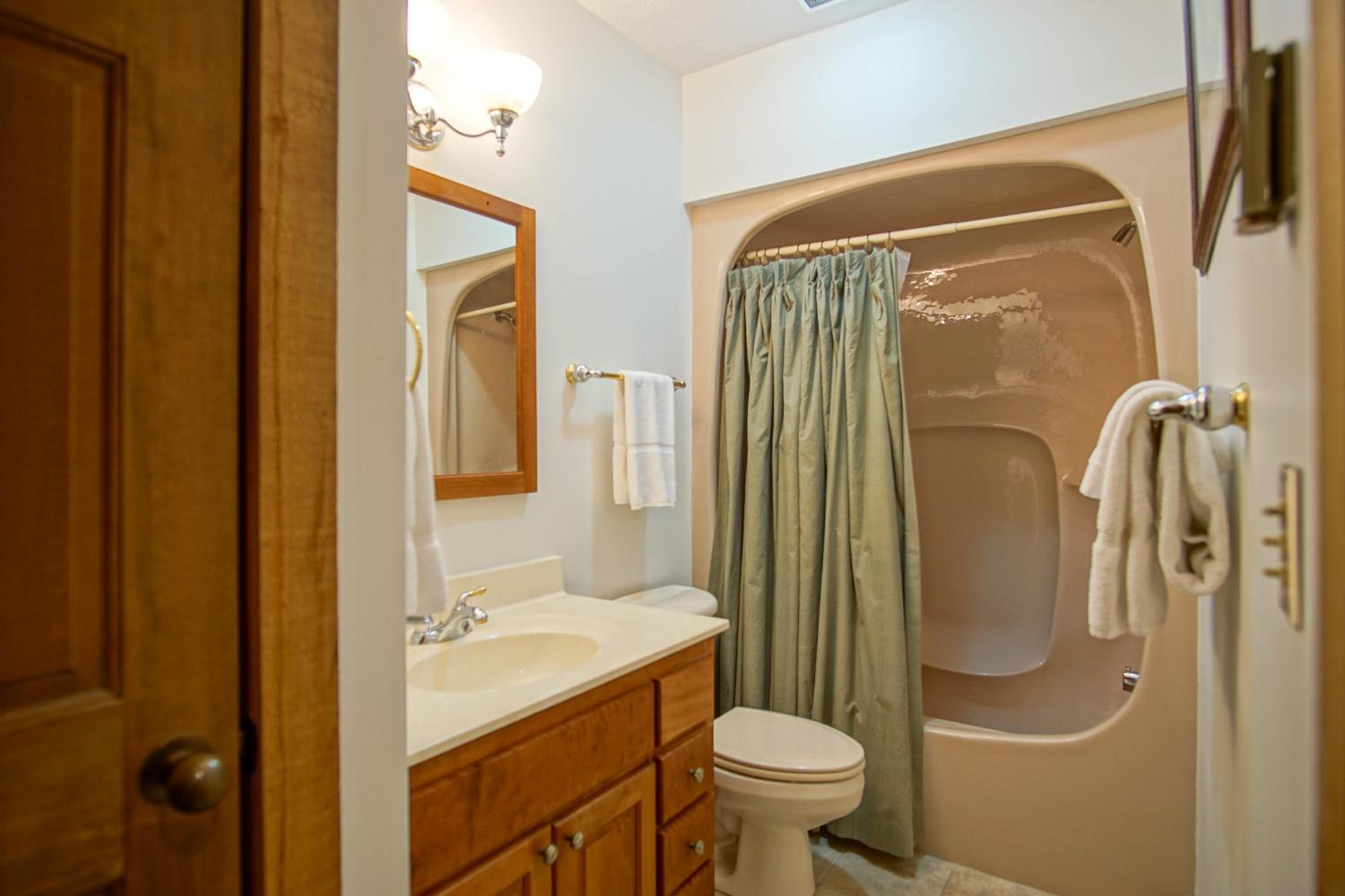 Whistlepunk #11: 2 Bedroom, 2 Bath: Wood fireplaceCentral Location