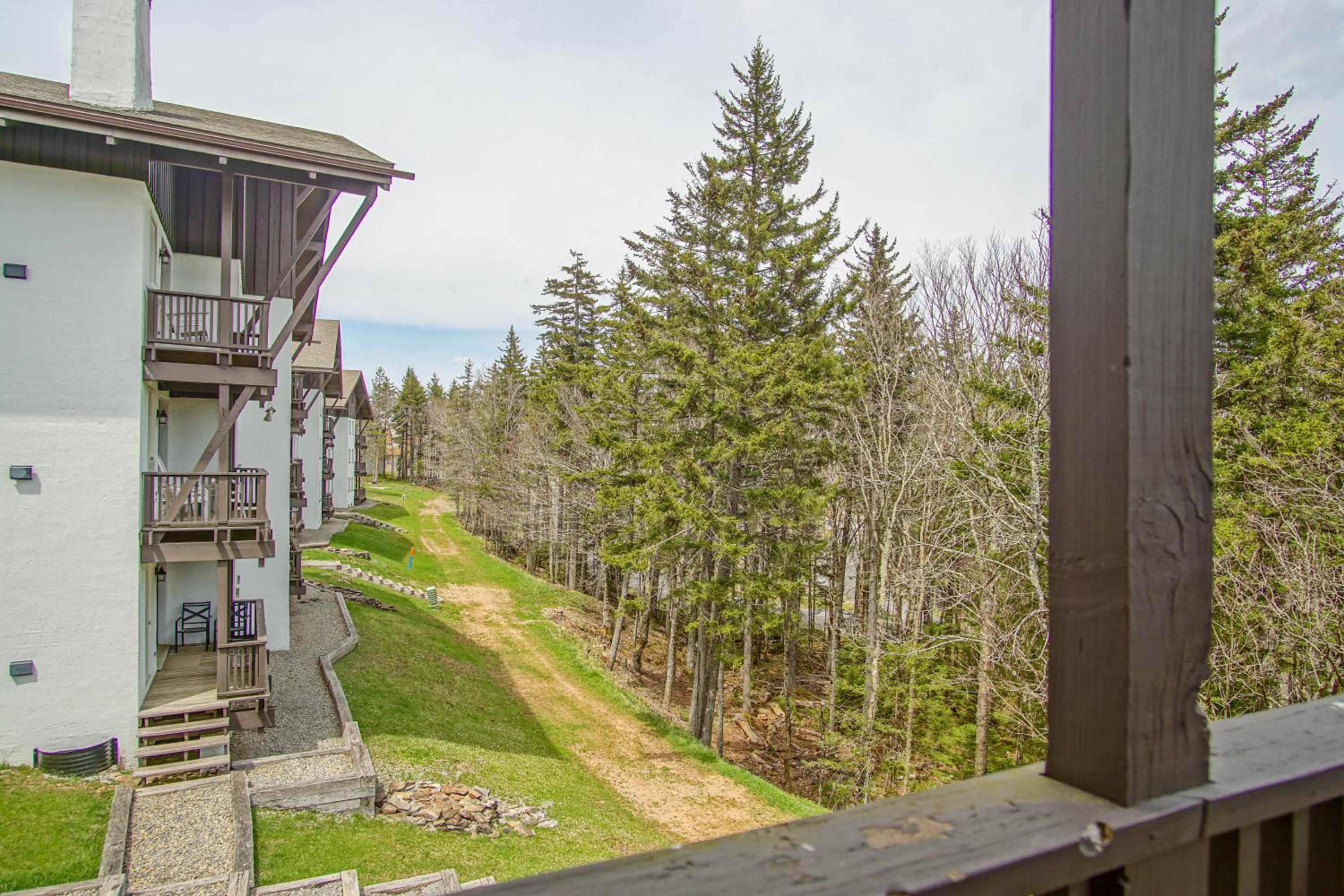 Whistlepunk #11: 2 Bedroom, 2 Bath: Wood fireplaceCentral Location