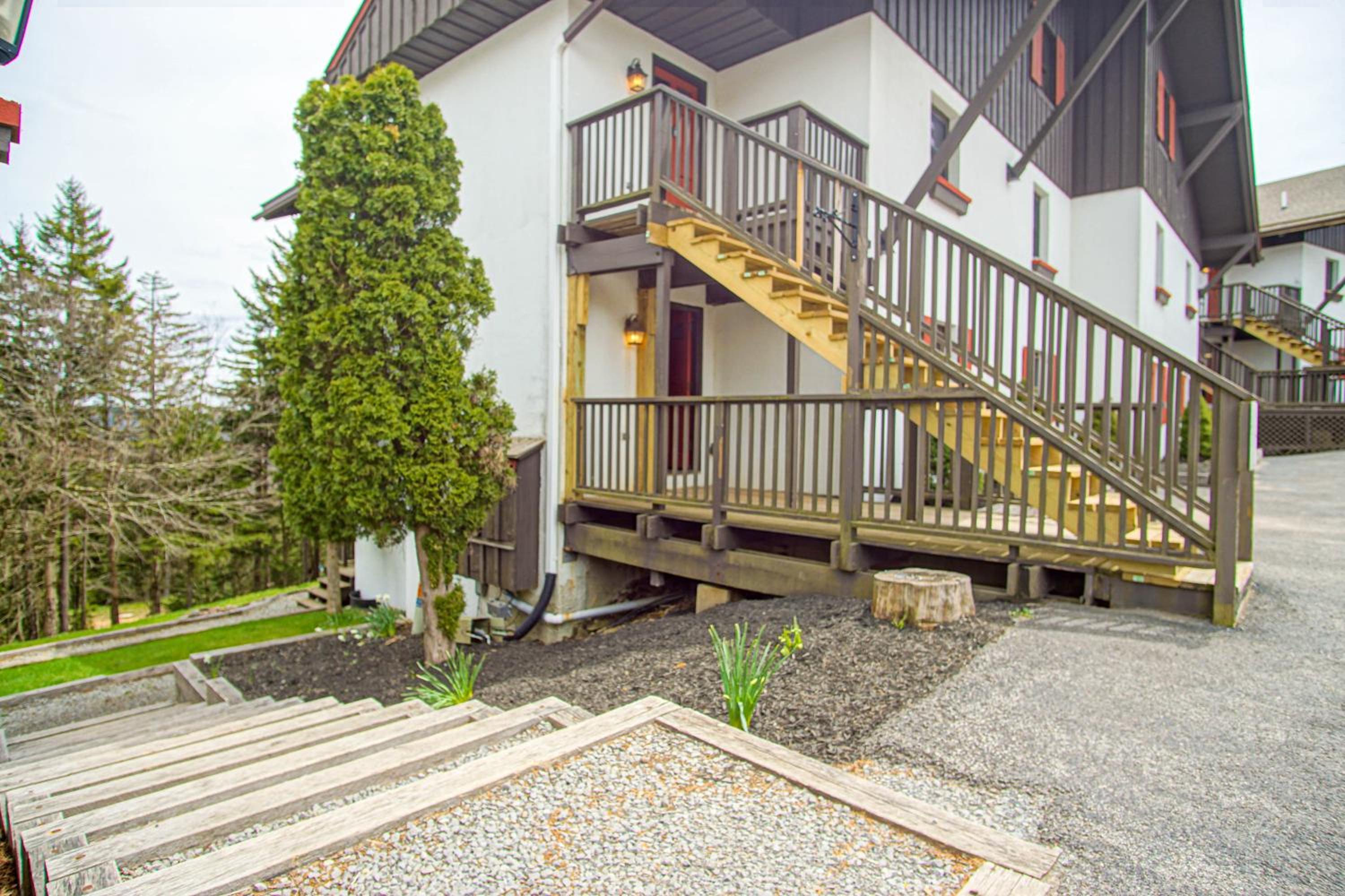 Whistlepunk #11: 2 Bedroom, 2 Bath: Wood fireplaceCentral Location
