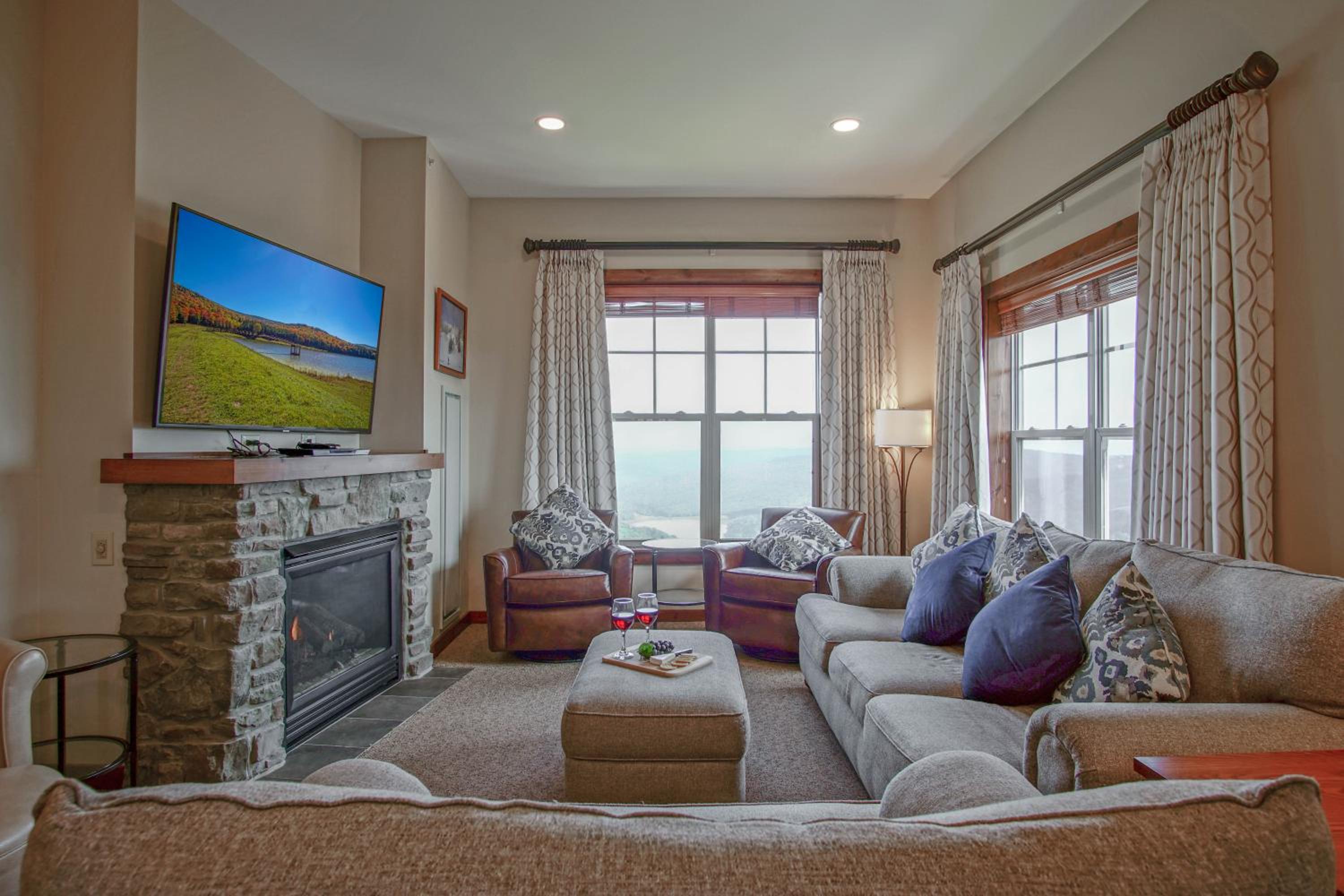 Soaring Eagle #404: 3 bedroom 2 bath Corner Penthouse