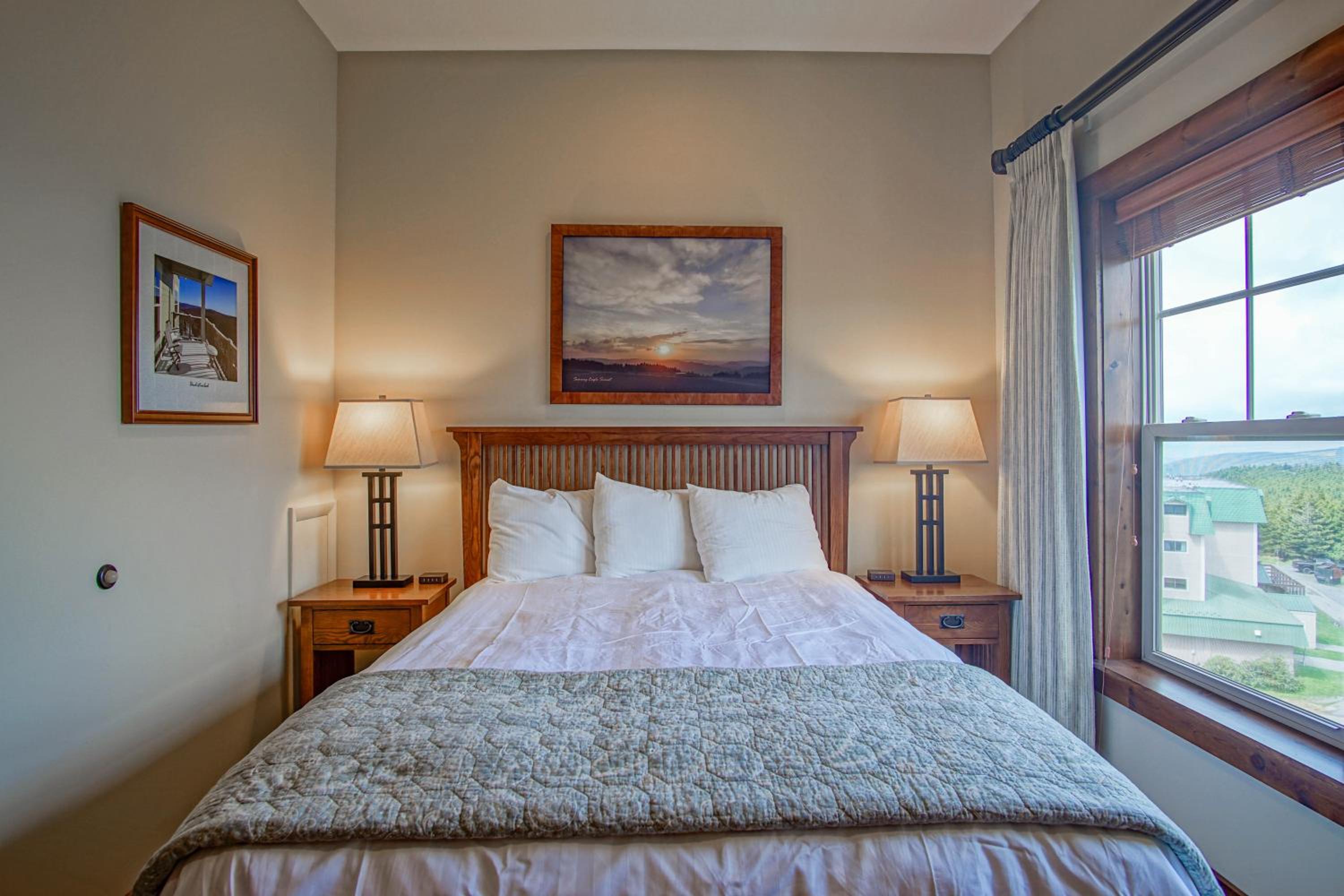 Soaring Eagle #404: 3 bedroom 2 bath Corner Penthouse
