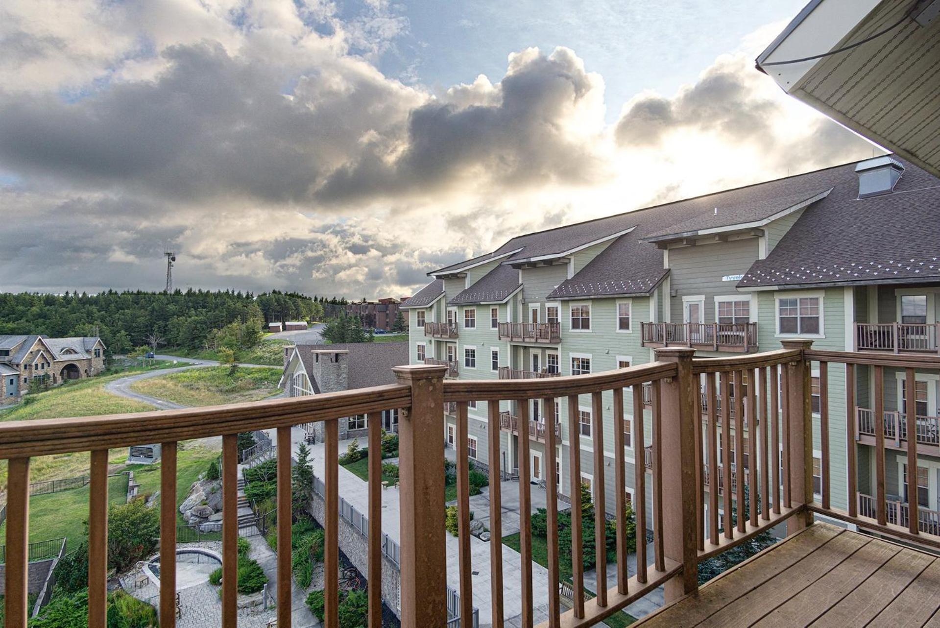 Soaring Eagle #406: 2 Bedrooms, 2 Full Baths: Slope Side, Hot Tubs Underground Parking