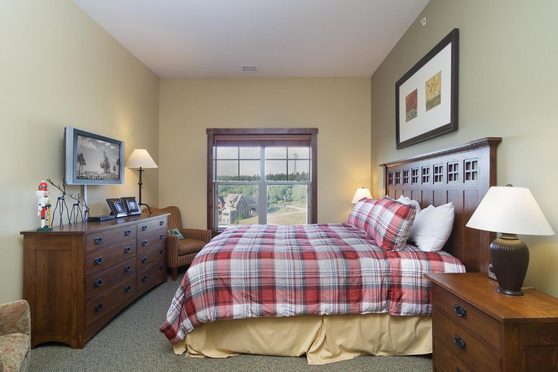 Soaring Eagle #406: 2 Bedrooms, 2 Full Baths: Slope Side, Hot Tubs Underground Parking