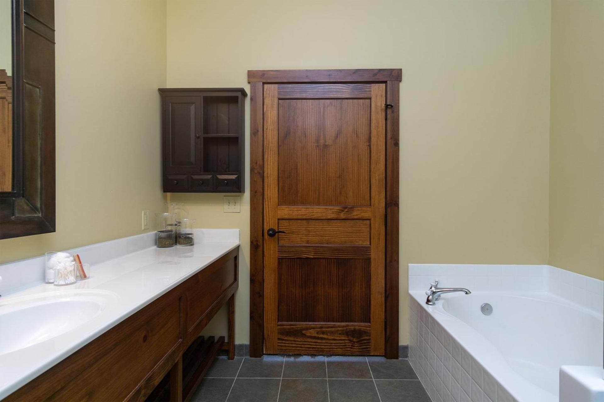 Soaring Eagle #406: 2 Bedrooms, 2 Full Baths: Slope Side, Hot Tubs Underground Parking