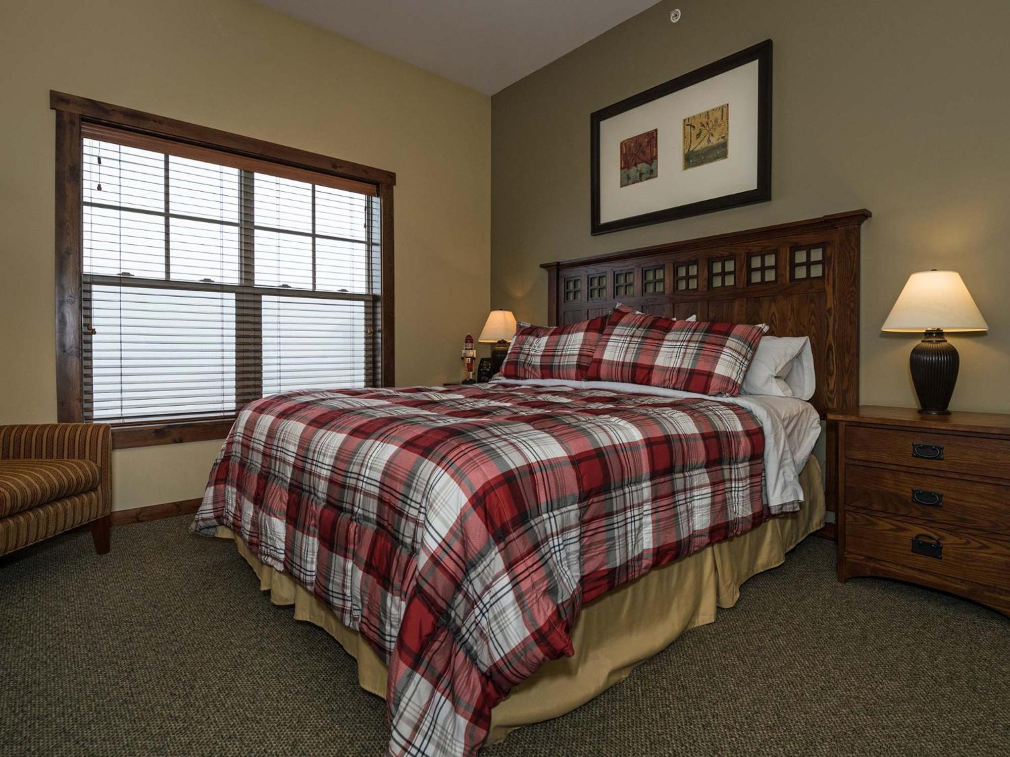 Soaring Eagle #406: 2 Bedrooms, 2 Full Baths: Slope Side, Hot Tubs Underground Parking