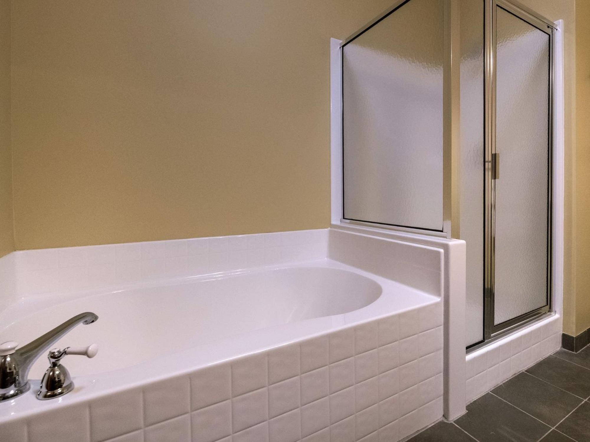 Soaring Eagle #406: 2 Bedrooms, 2 Full Baths: Slope Side, Hot Tubs Underground Parking