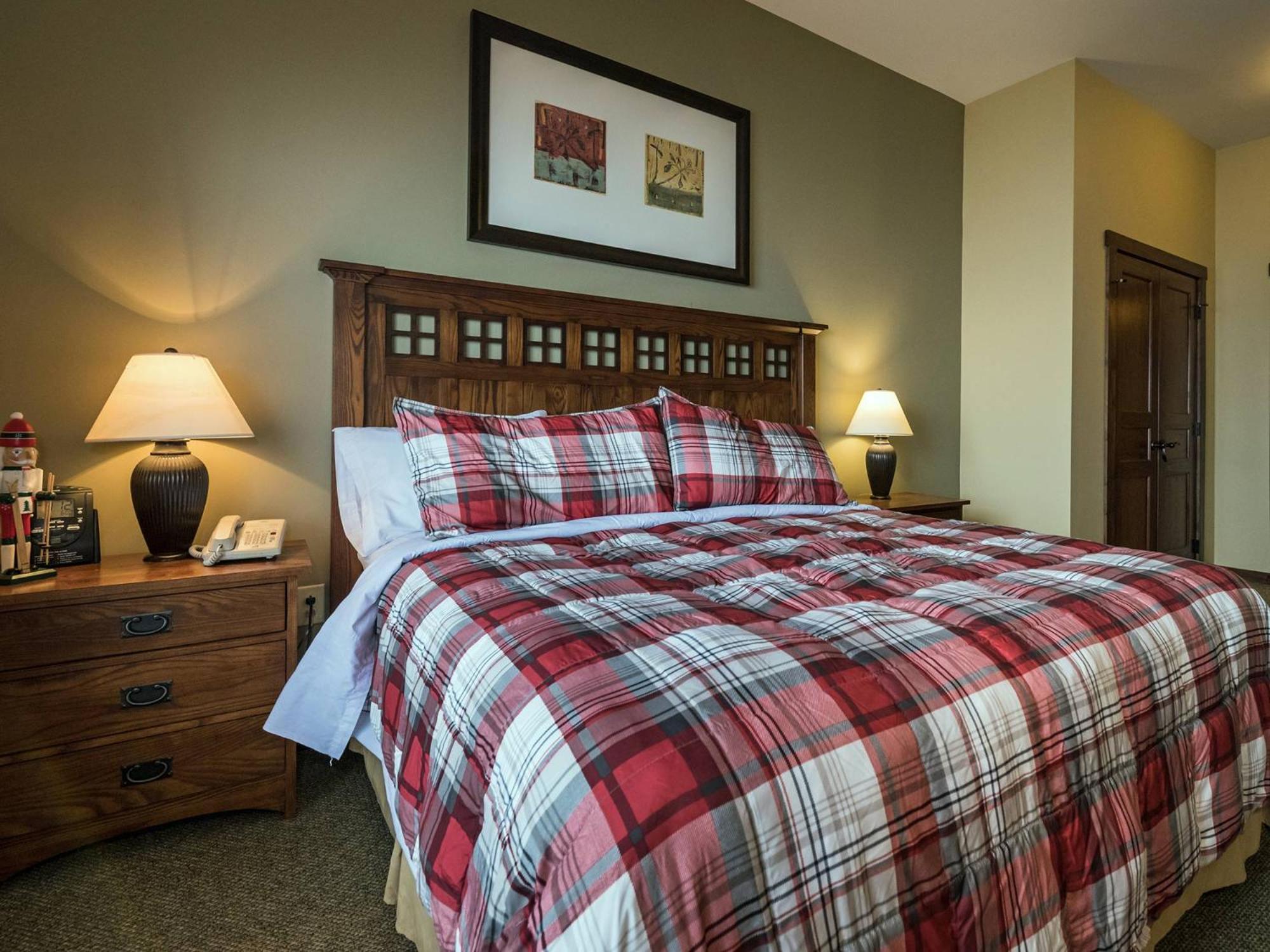 Soaring Eagle #406: 2 Bedrooms, 2 Full Baths: Slope Side, Hot Tubs Underground Parking