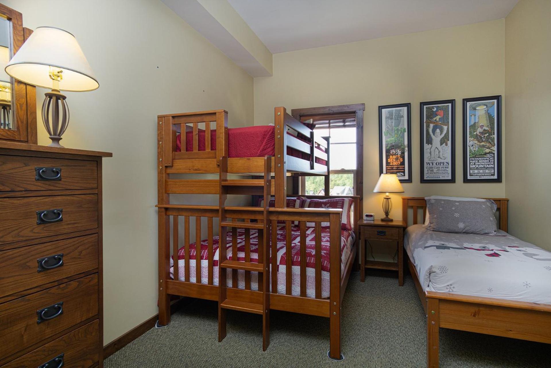 Soaring Eagle #406: 2 Bedrooms, 2 Full Baths: Slope Side, Hot Tubs Underground Parking