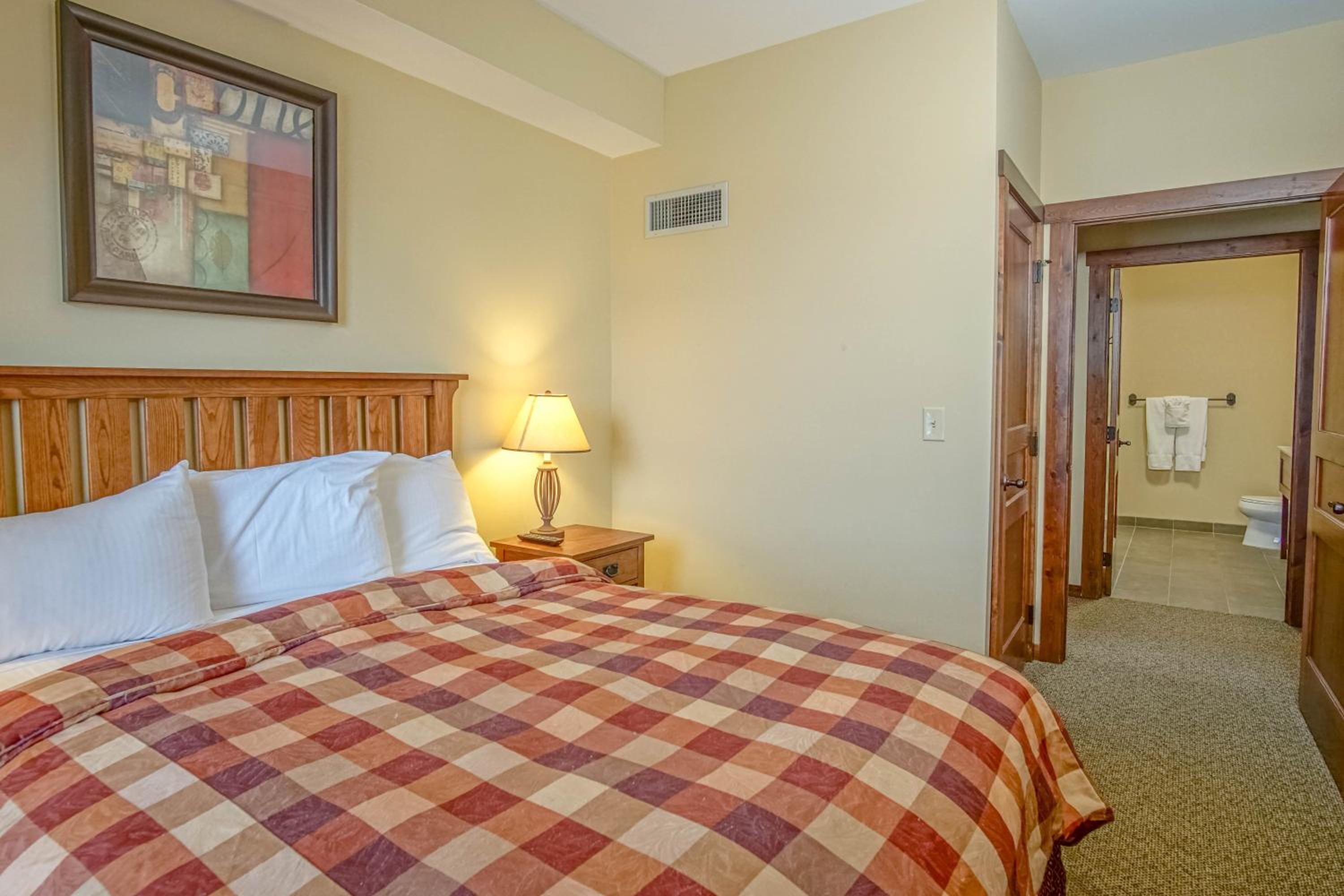 2 Br: Soaring Eagle Lodge 317: Luxury Bell Tower Condo - Great Amenities -Slope Side