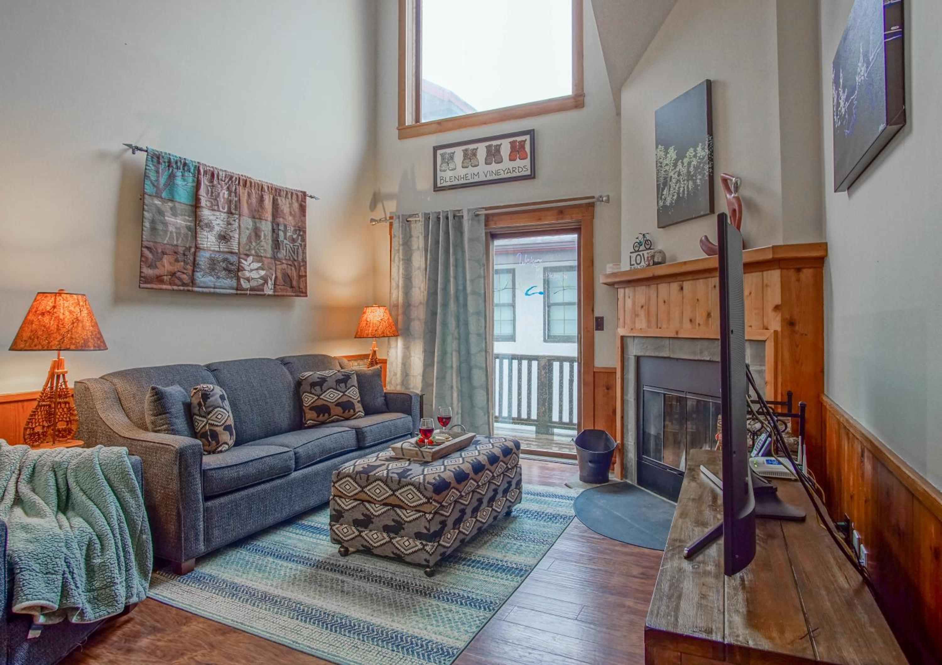 Whistlepunk 36: 1 Br Plus Bonus Sleeping Loft Slope Side
