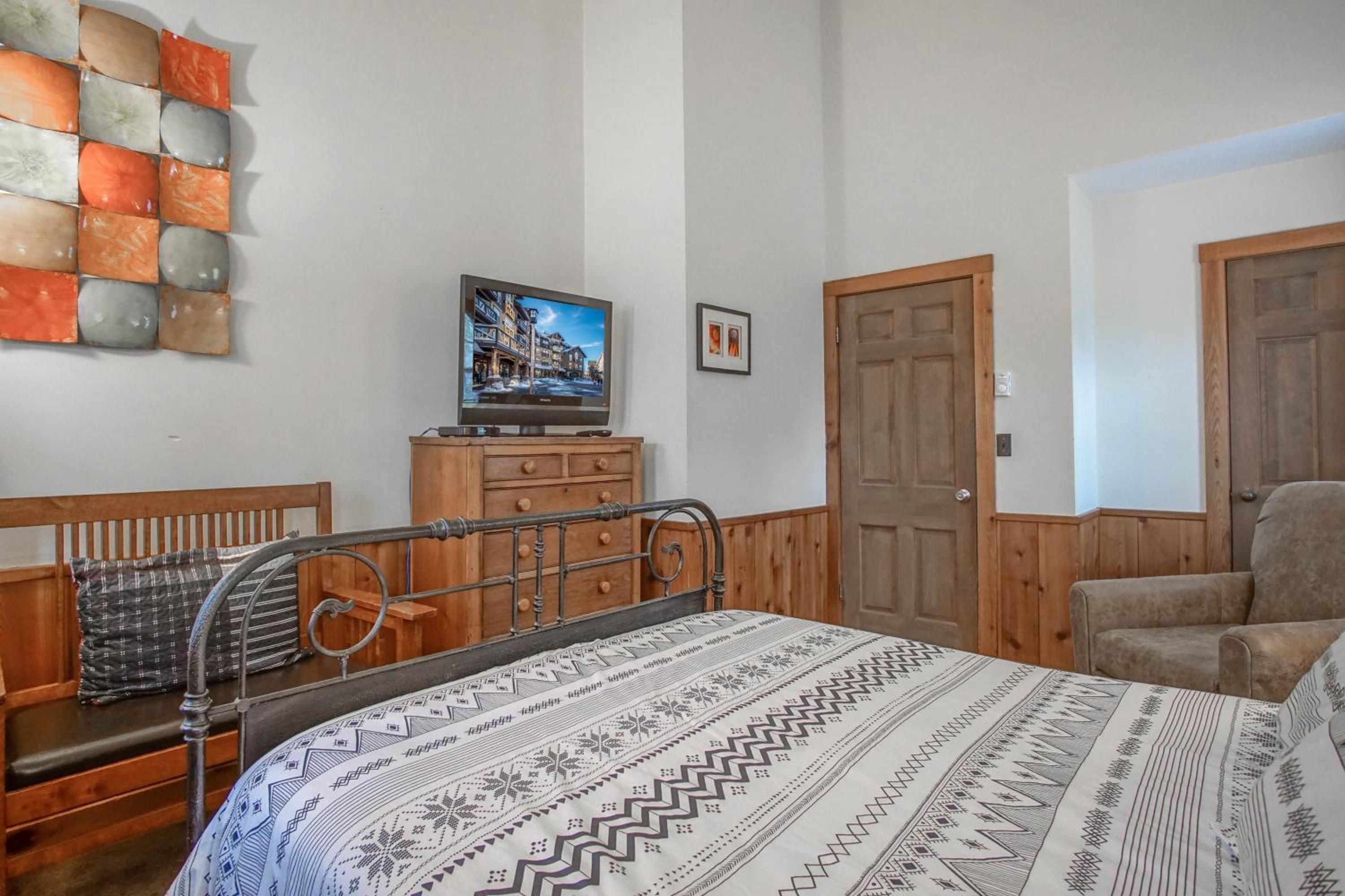 Whistlepunk 36: 1 Br Plus Bonus Sleeping Loft Slope Side