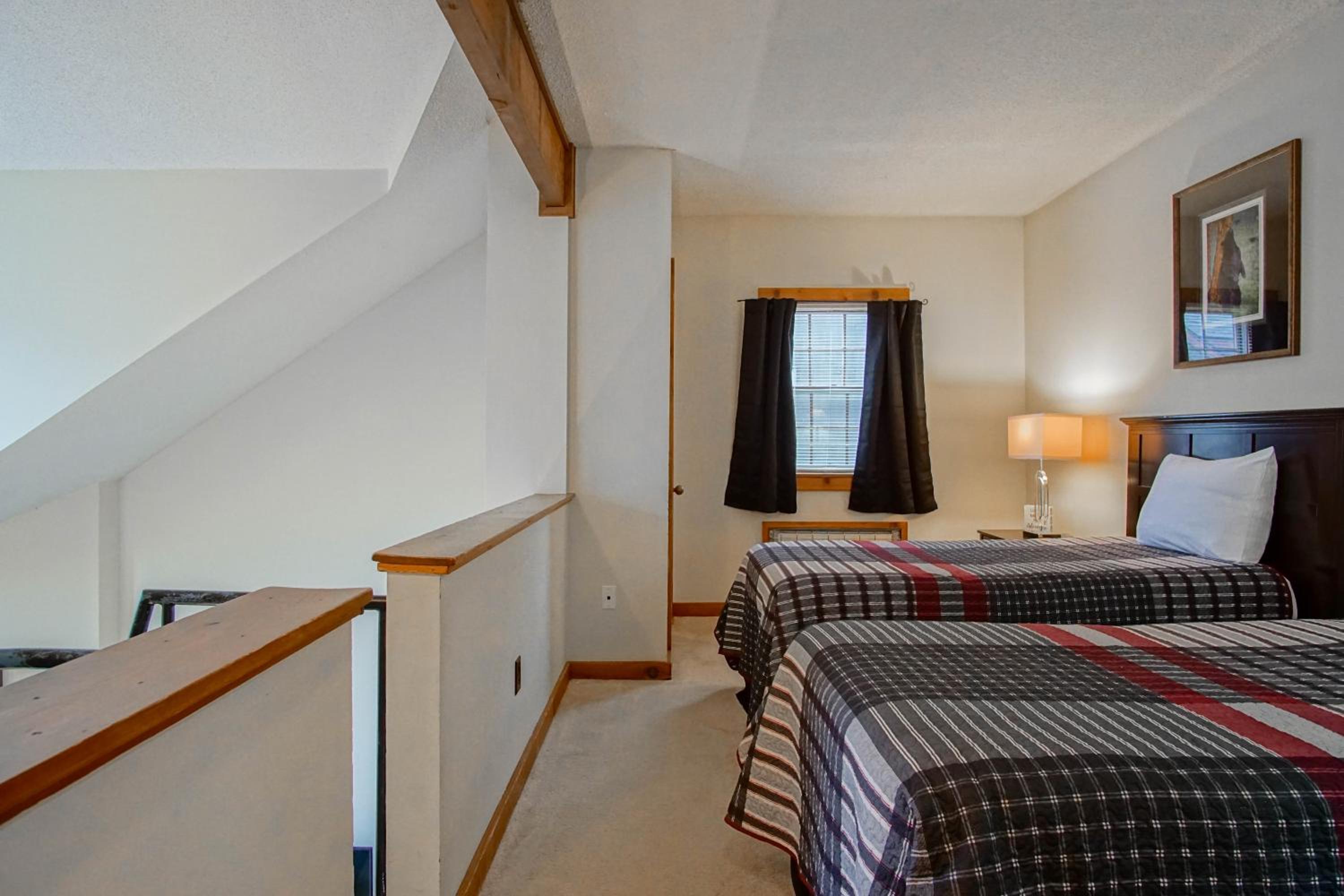 Whistlepunk 36: 1 Br Plus Bonus Sleeping Loft Slope Side