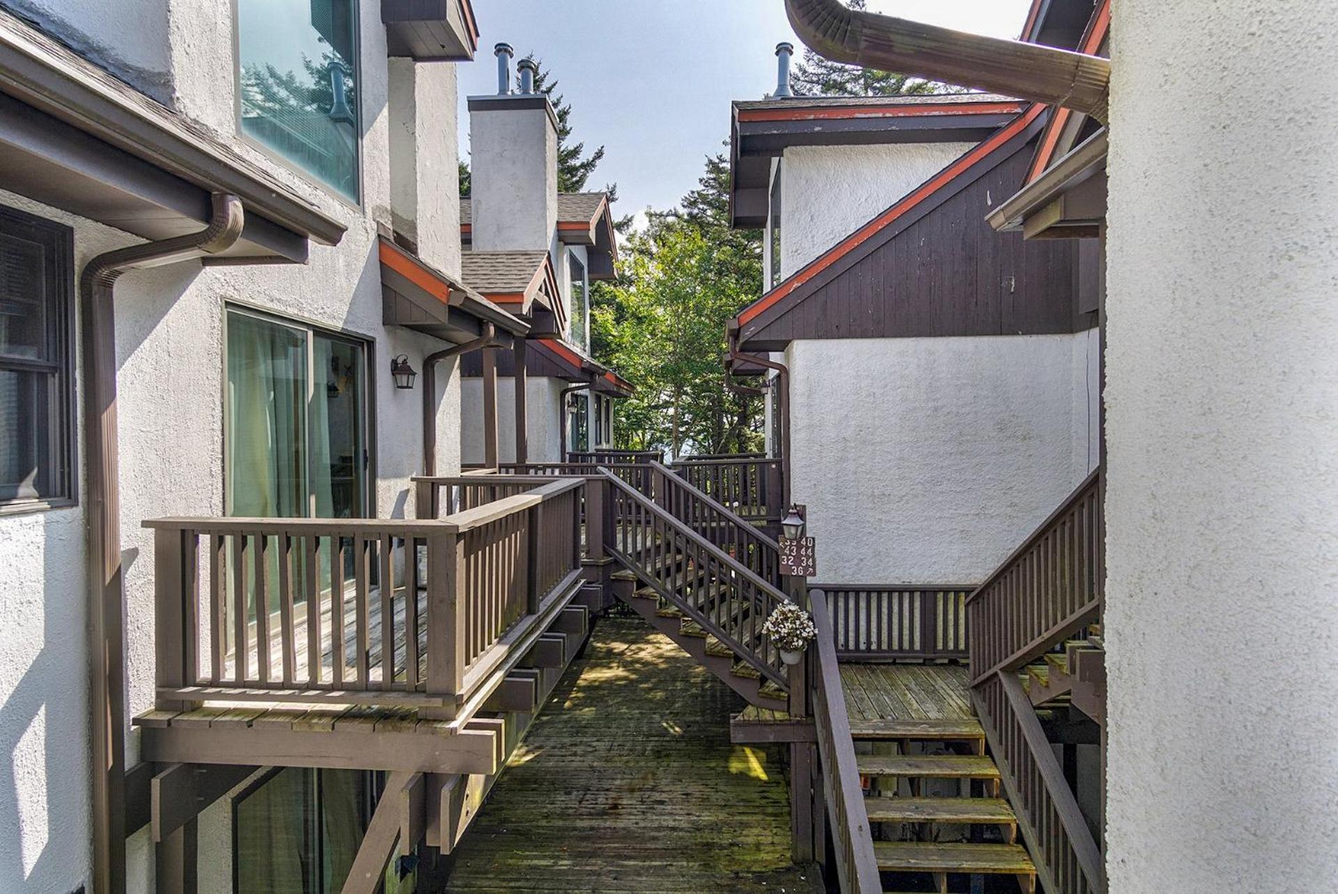 Whistlepunk 36: 1 Br Plus Bonus Sleeping Loft Slope Side
