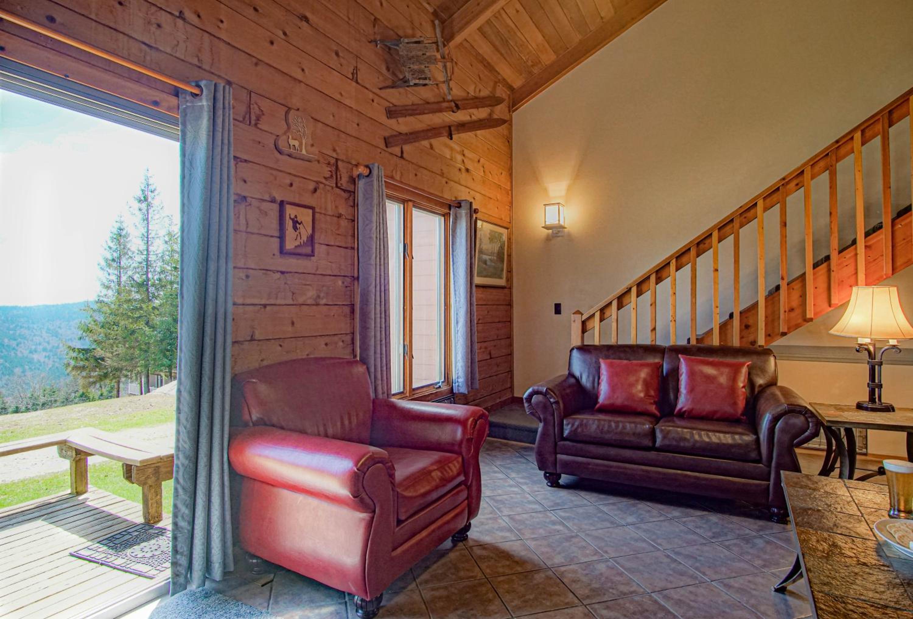 Powder Monkey #14: 3 Bedrooms, 2 Full Baths: Ski to your door!