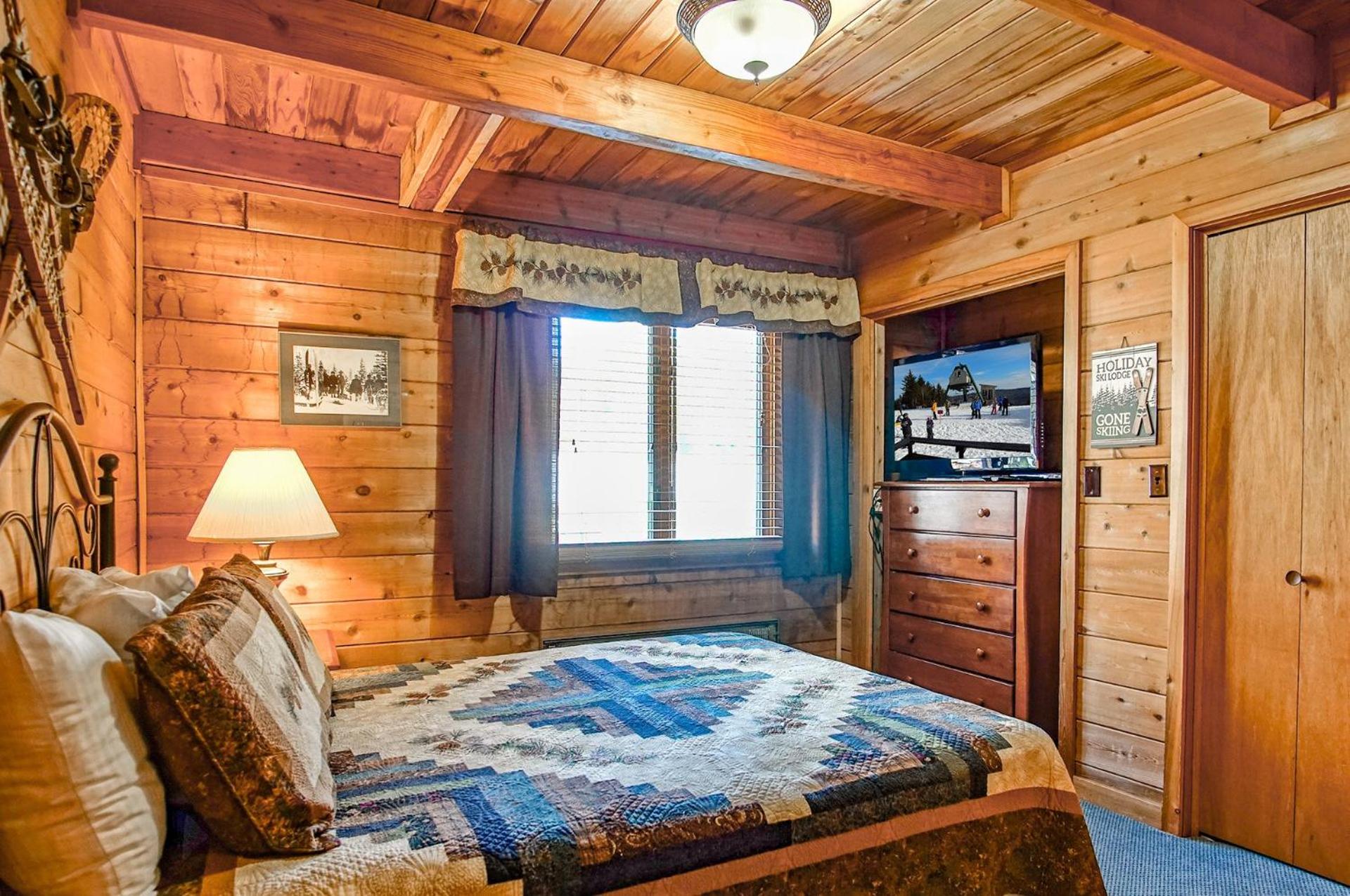 Powder Monkey #14: 3 Bedrooms, 2 Full Baths: Ski to your door!